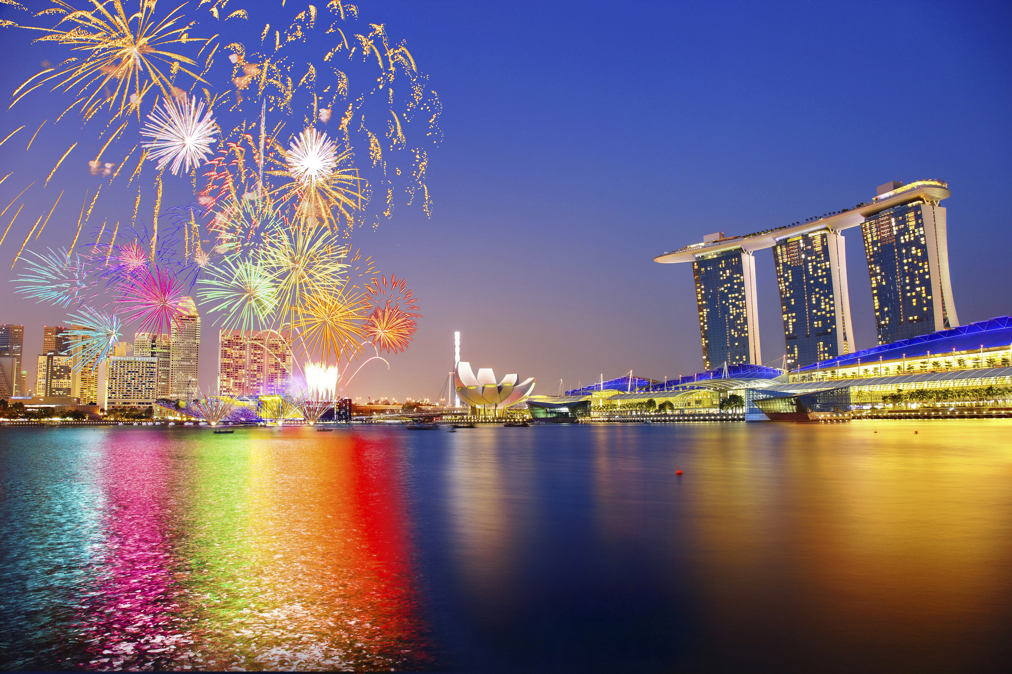 singapore wallpaper hd,riflessione,fuochi d'artificio,paesaggio urbano,area metropolitana,città