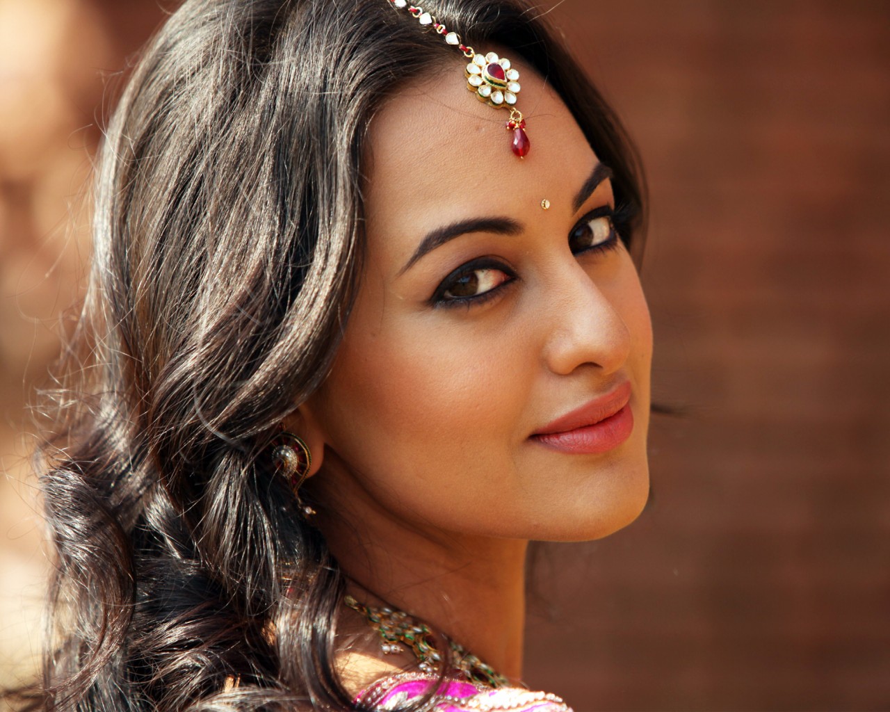 sonakshi sinha download di sfondi,capelli,sopracciglio,viso,acconciatura,copricapo