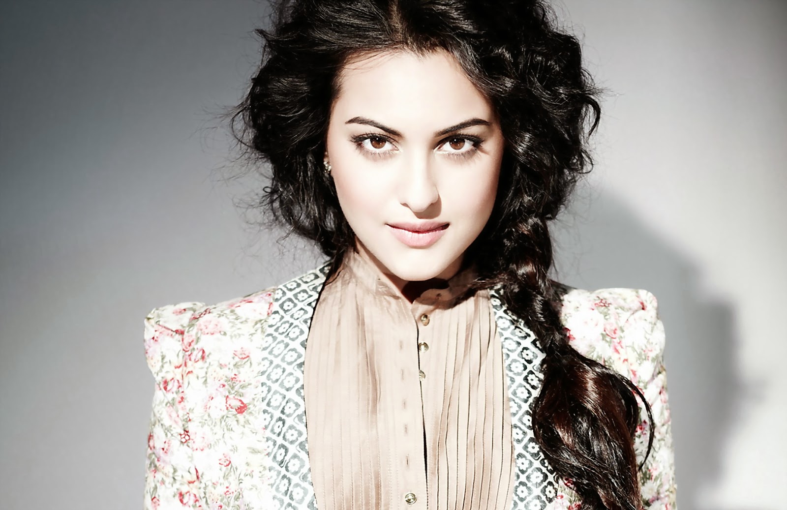 fond d'écran sonakshi sinha ke,cheveux,visage,coiffure,sourcil,lèvre