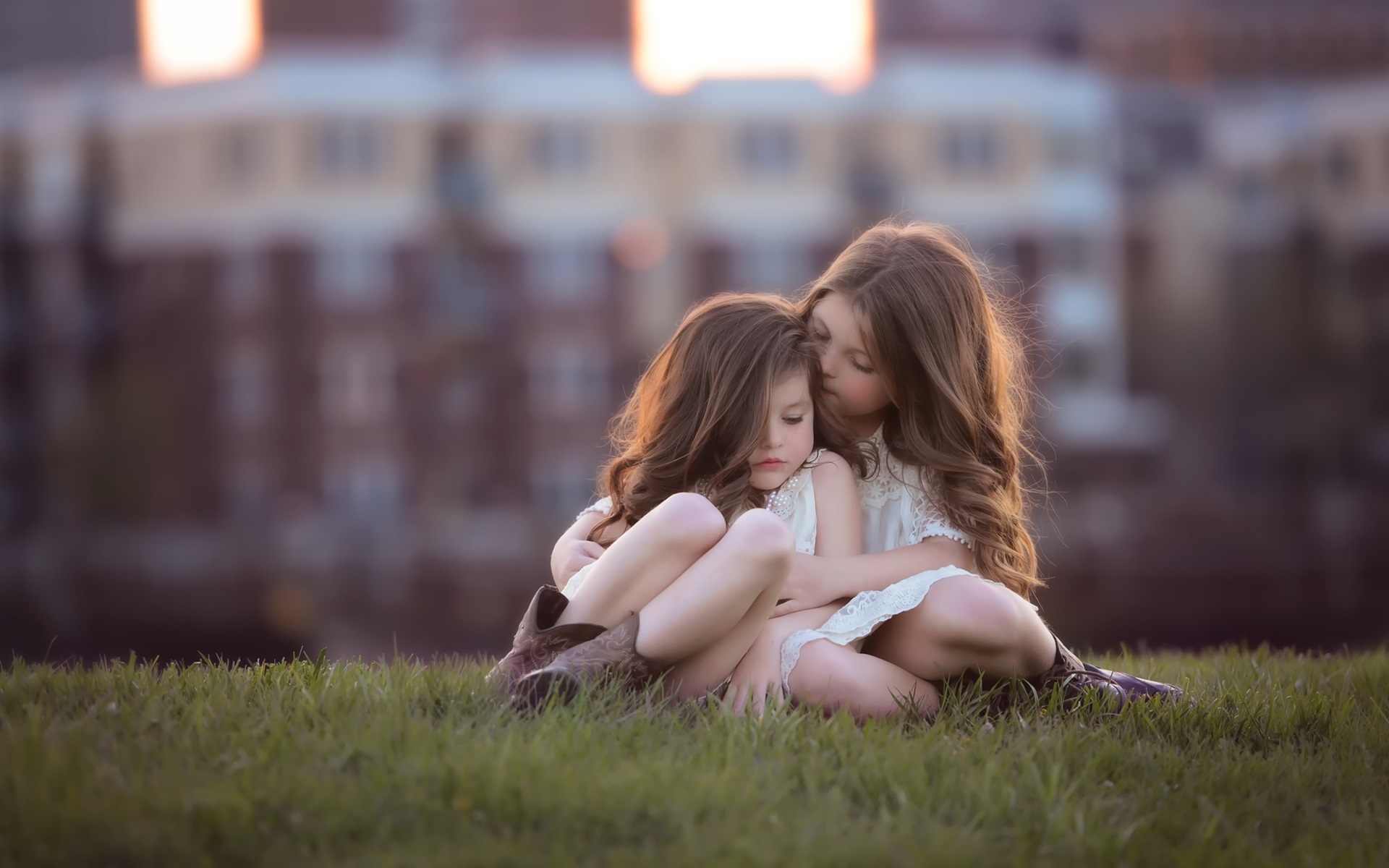 兄弟姉妹の壁紙,写真,草,写真撮影,ハッピー,愛