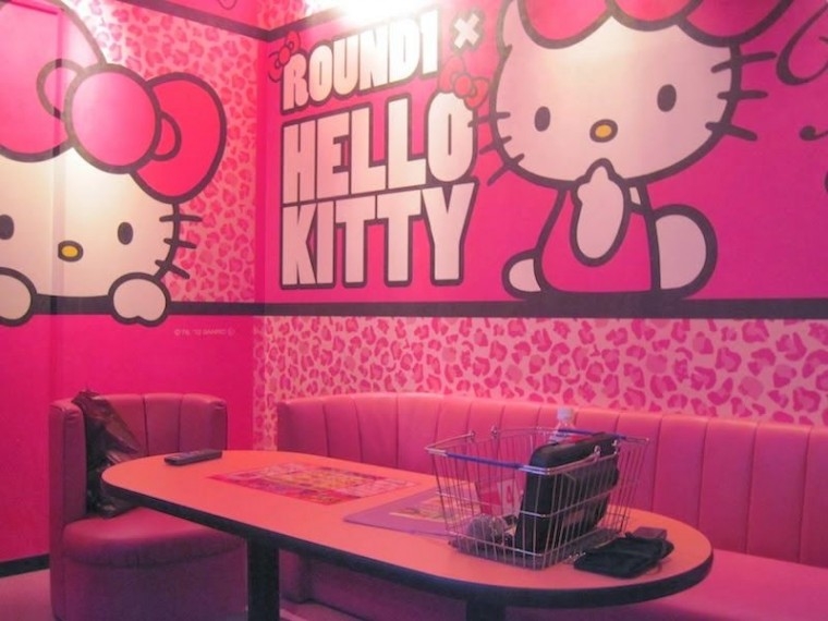 gambar bonjour kitty untuk fond d'écran,rose,dessin animé,design d'intérieur,chambre,table