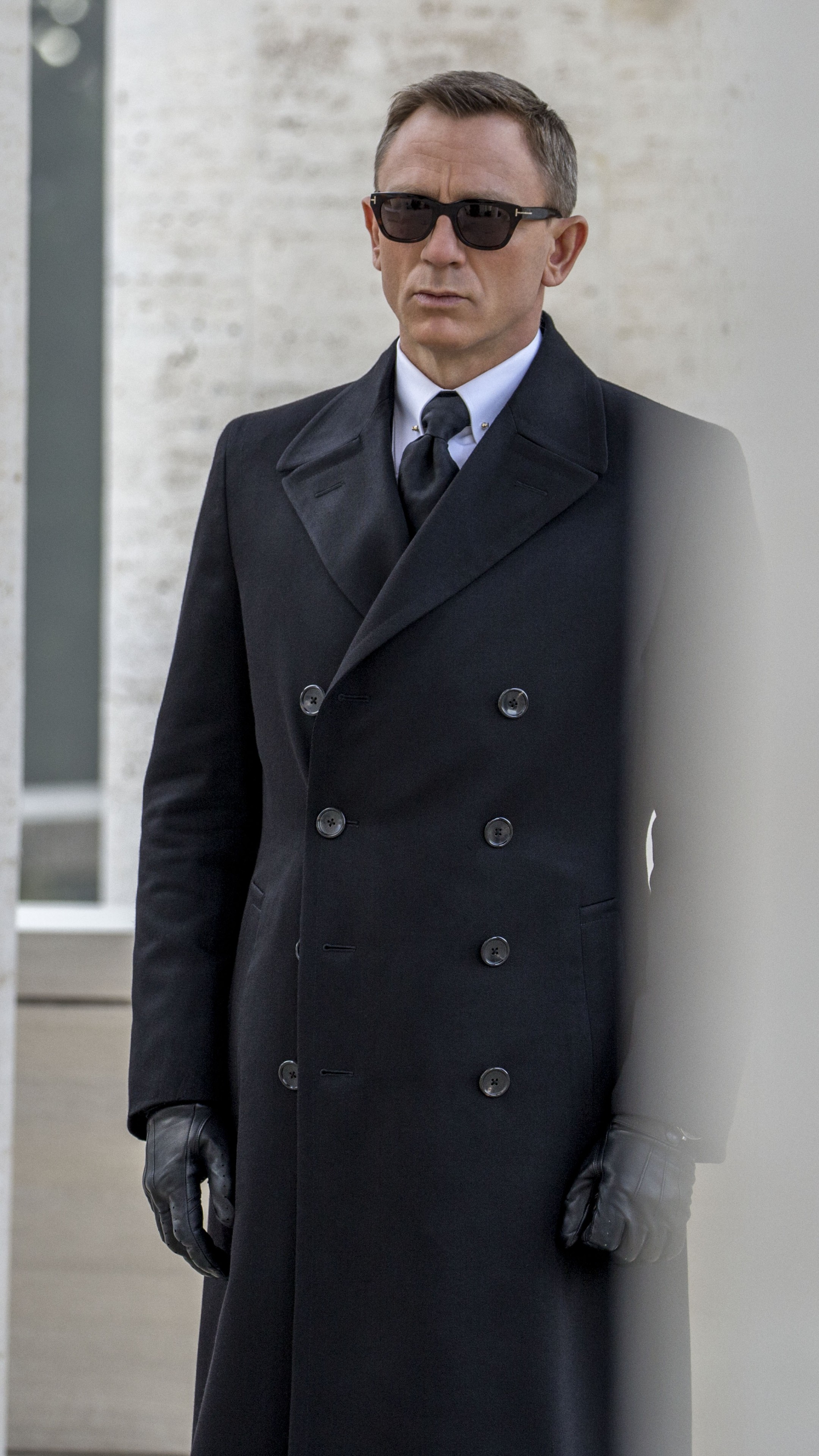 daniel craig hd wallpapers,suit,clothing,formal wear,coat,overcoat
