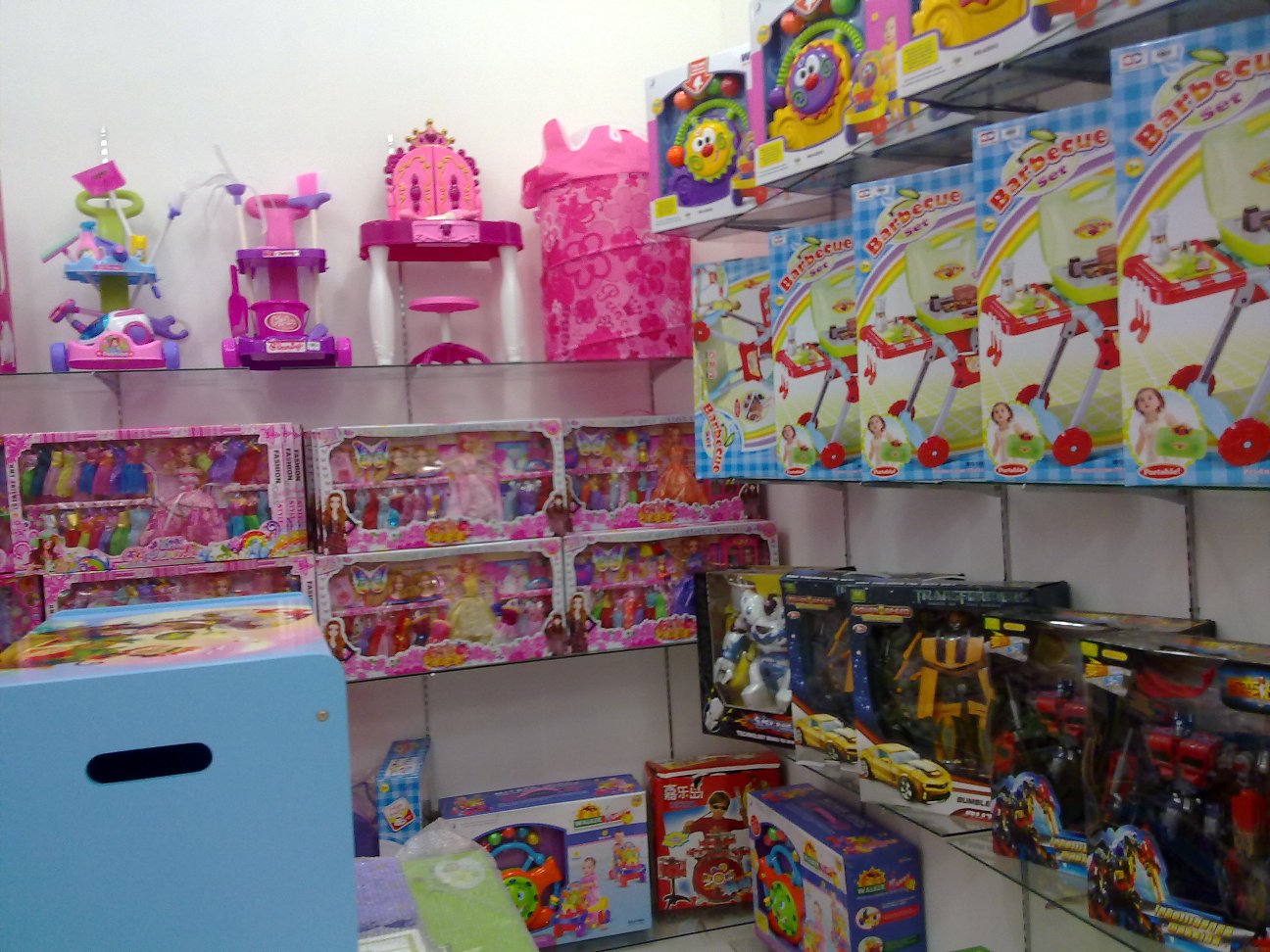 fondo de pantalla gm klang,juguete,colección,estante,habitación,recuerdo