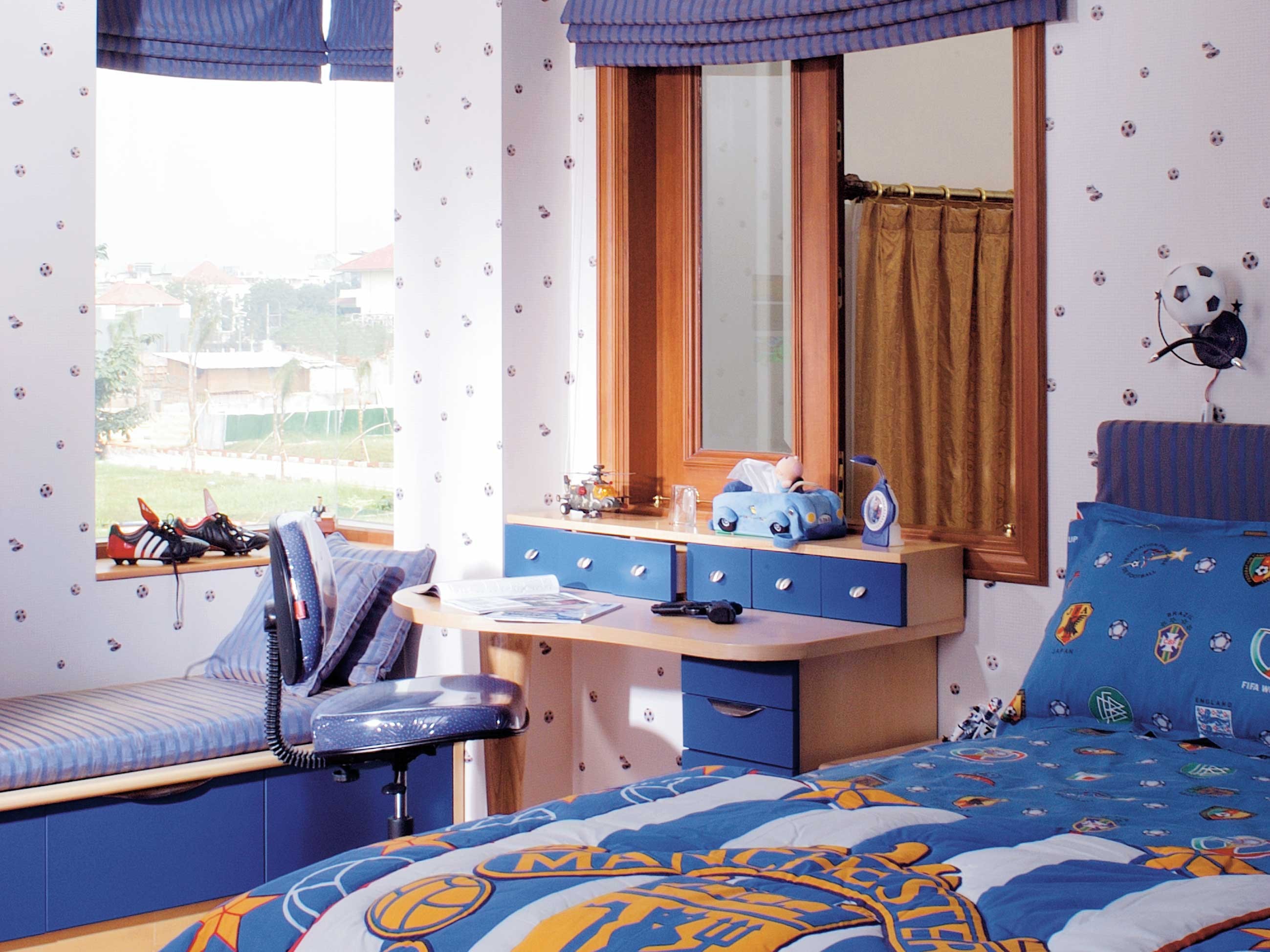 cara membuat wallpaper dinding kamar tidur,blue,room,furniture,bedroom,bed