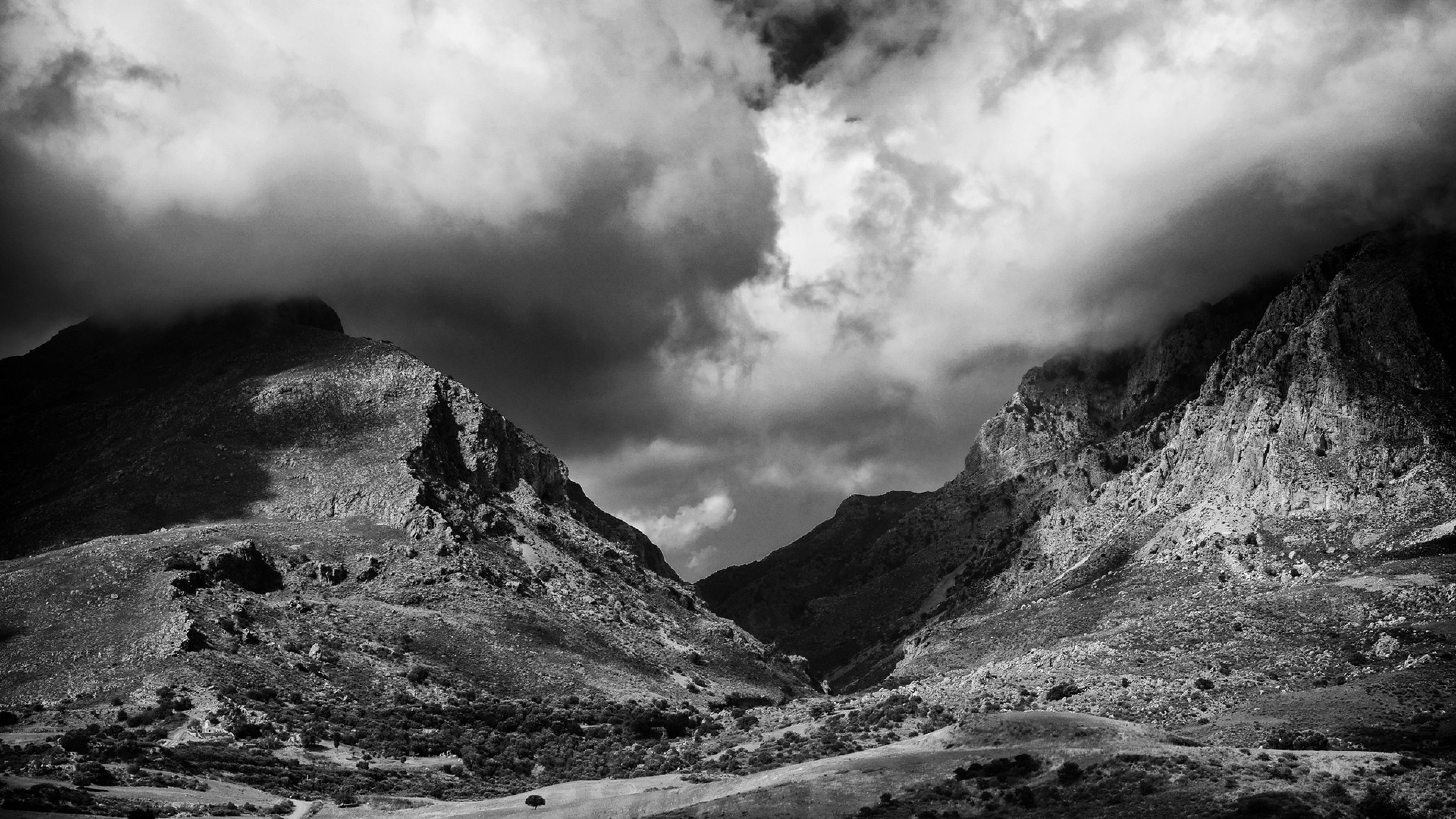 fondo de pantalla negro ultra hd,cielo,blanco,naturaleza,negro,montaña