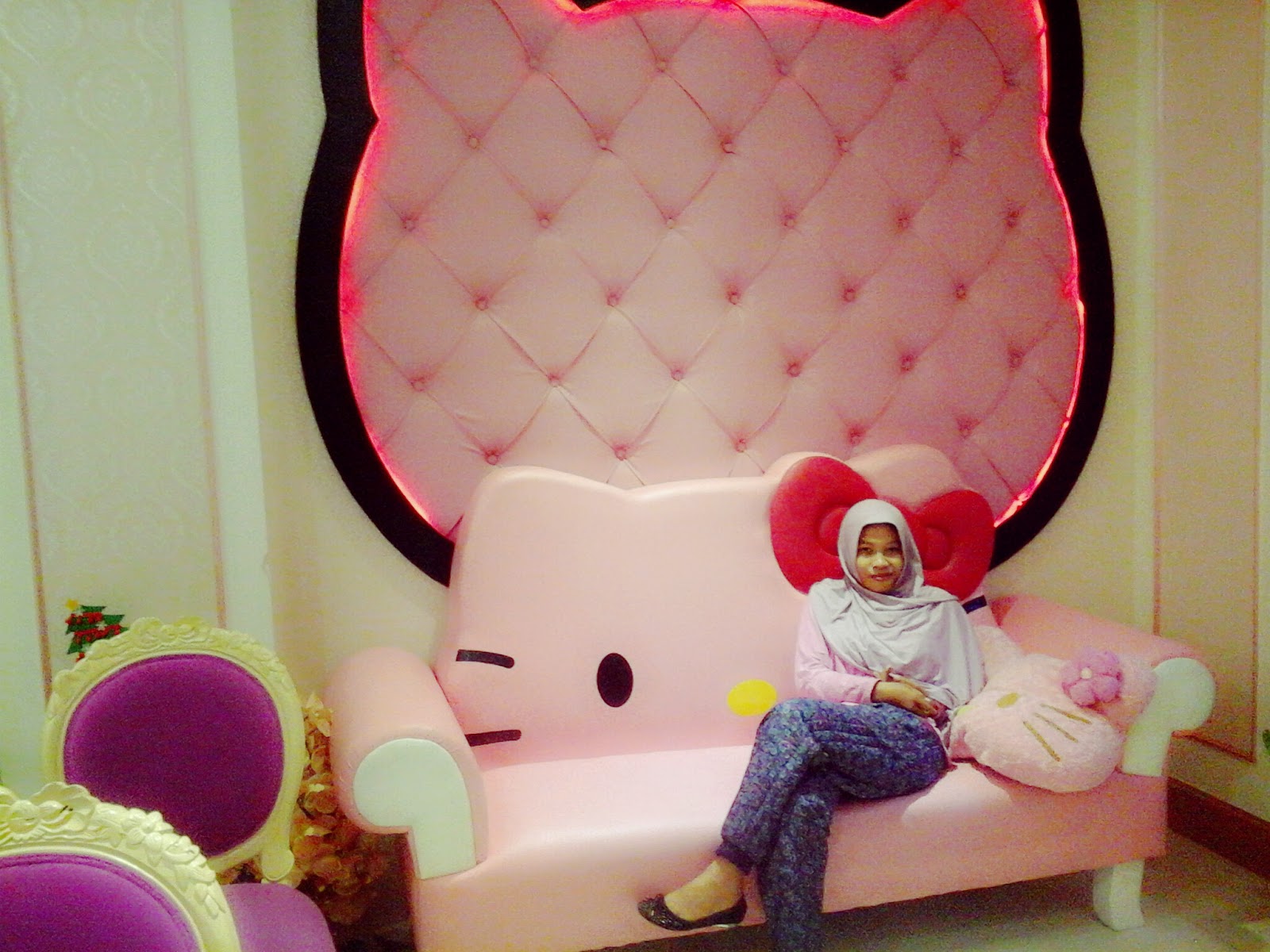 harga wallpaper dinding hello kitty per meter,pink,room,furniture,stuffed toy,child