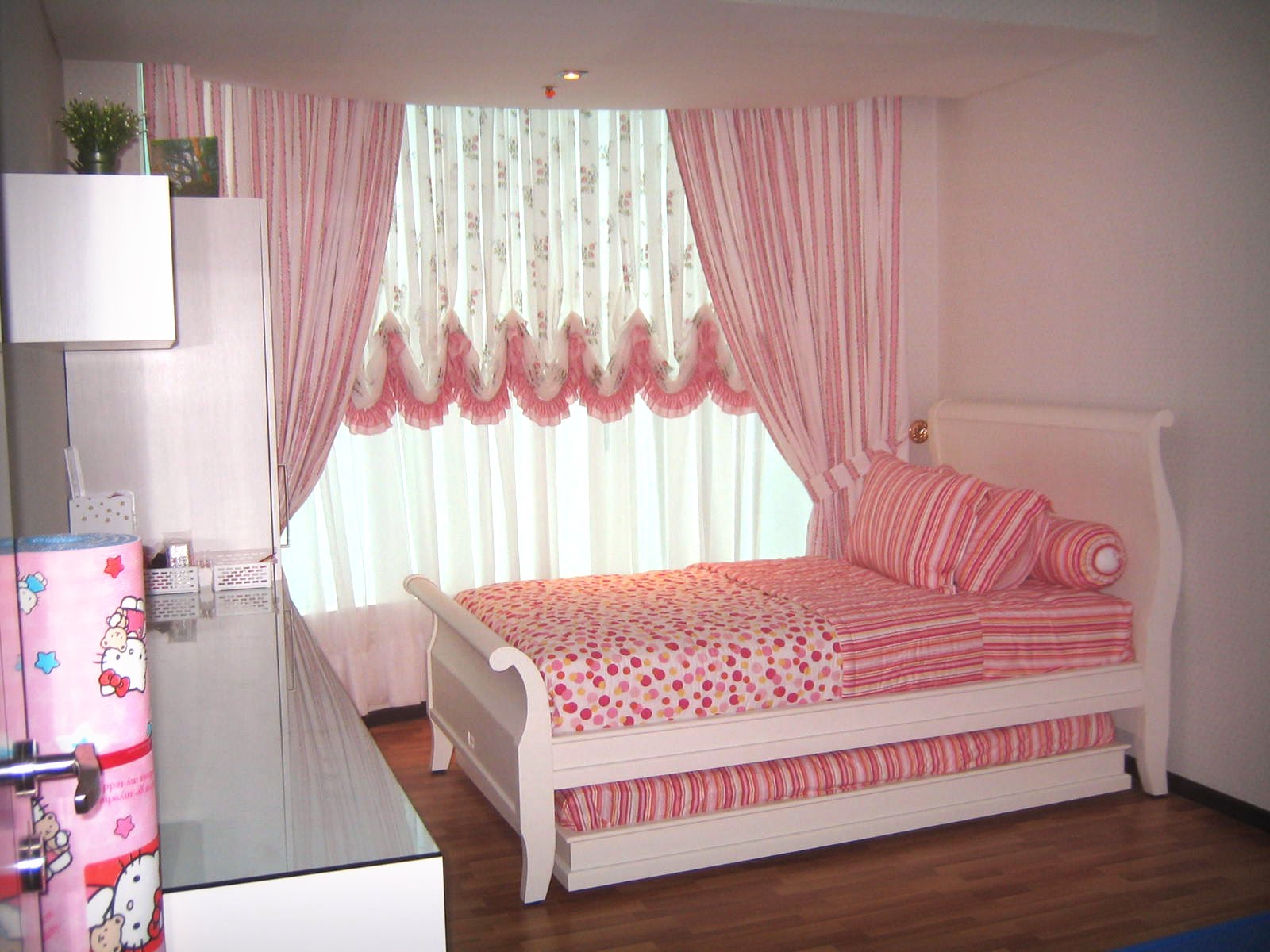 harga wallpaper dinding hello kitty,bed,furniture,bedroom,curtain,room