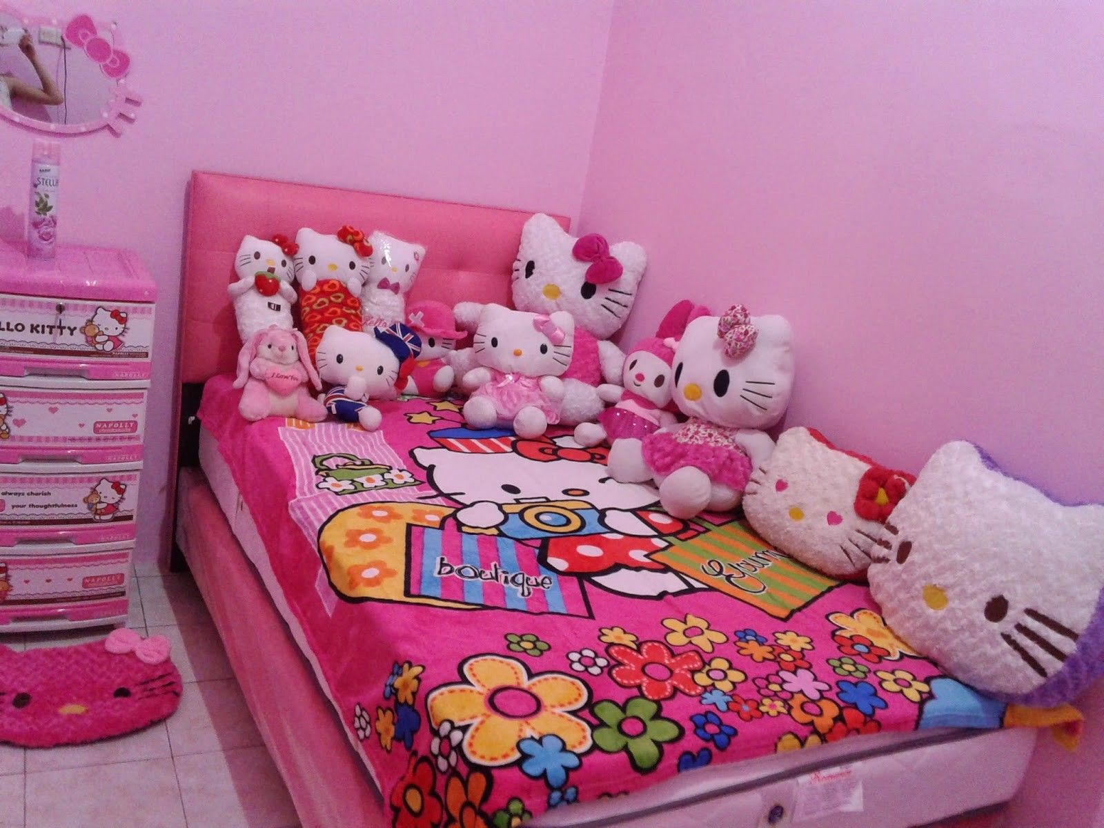 papier peint kamar hello kitty,rose,jouet,chambre,meubles,textile