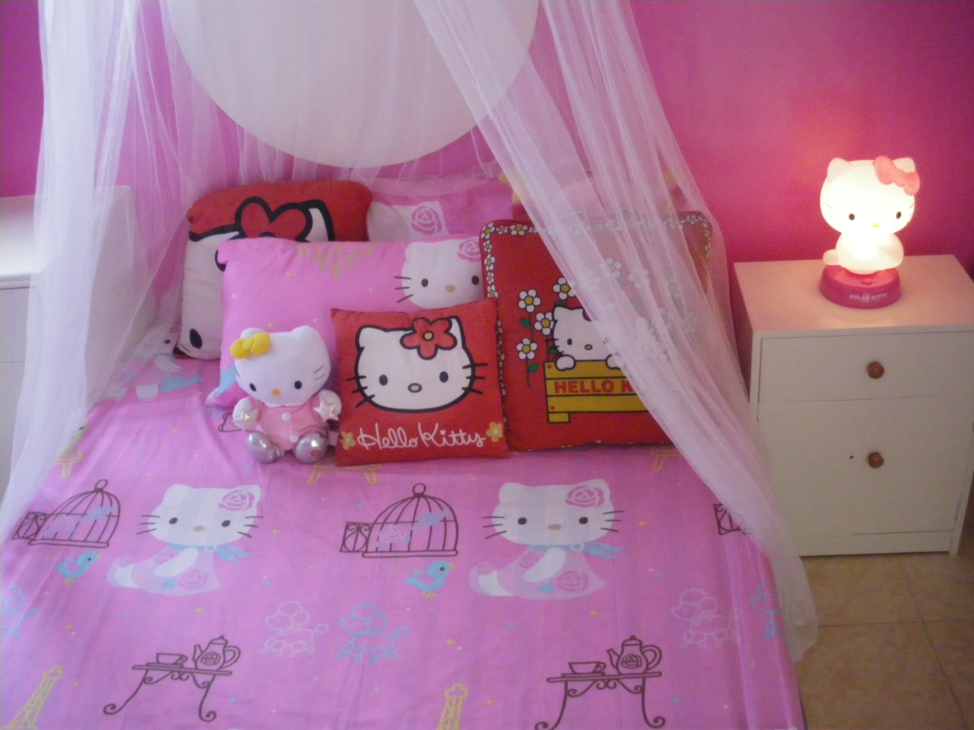 wallpaper kamar hello kitty,pink,product,bed,bed sheet,bedding