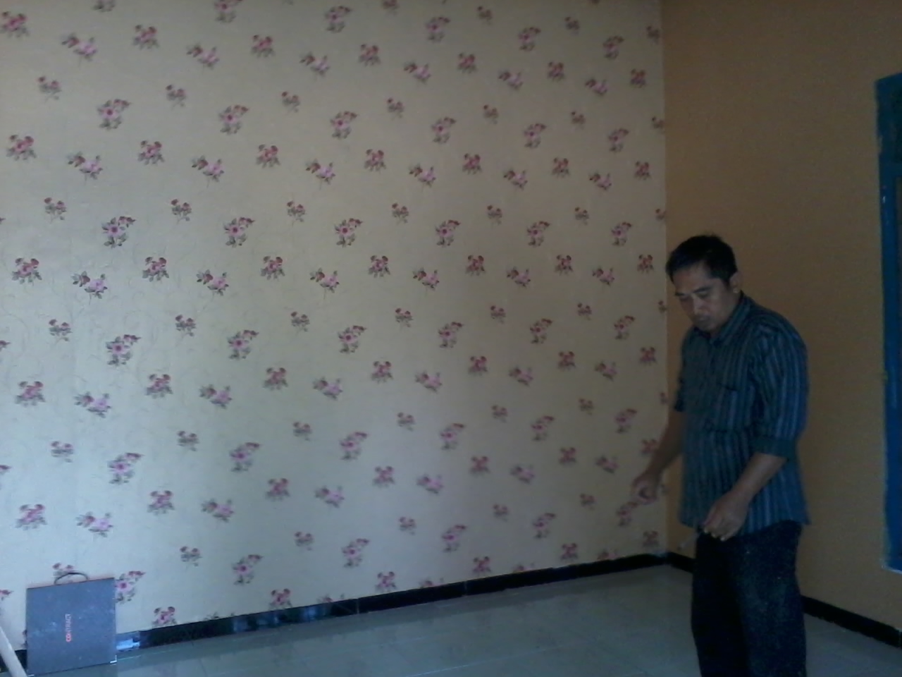 벽지 warna coklat,벽,벽지,바닥,방,천장