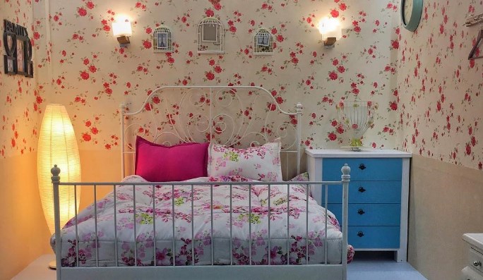 wallpaper motif bunga,bedroom,wallpaper,bed,room,furniture