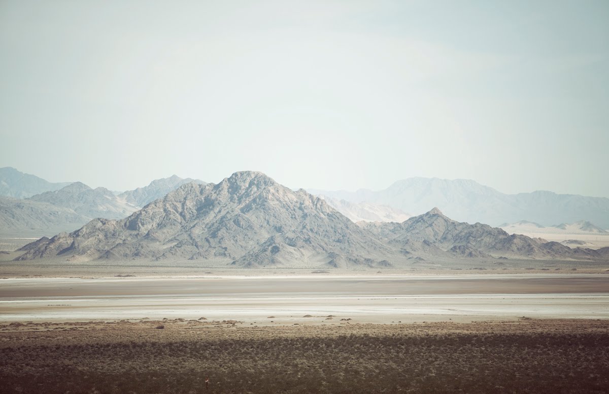 wallpaper warna cerah,mountainous landforms,sky,mountain,natural environment,mountain range