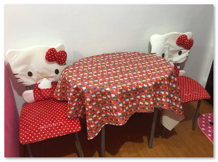 papier peint nuansa rose,nappe de table,rouge,textile,meubles,table