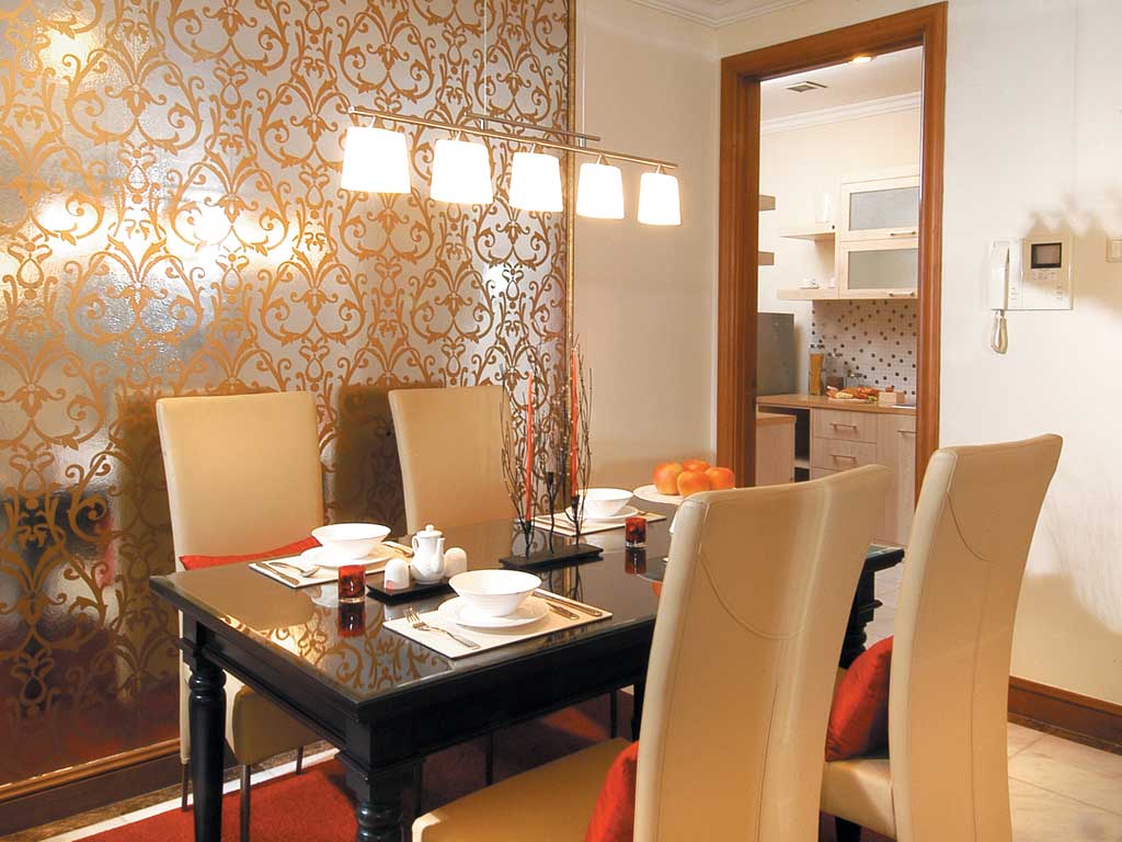 papel pintado con motivos ruang keluarga,habitación,comedor,diseño de interiores,propiedad,mueble