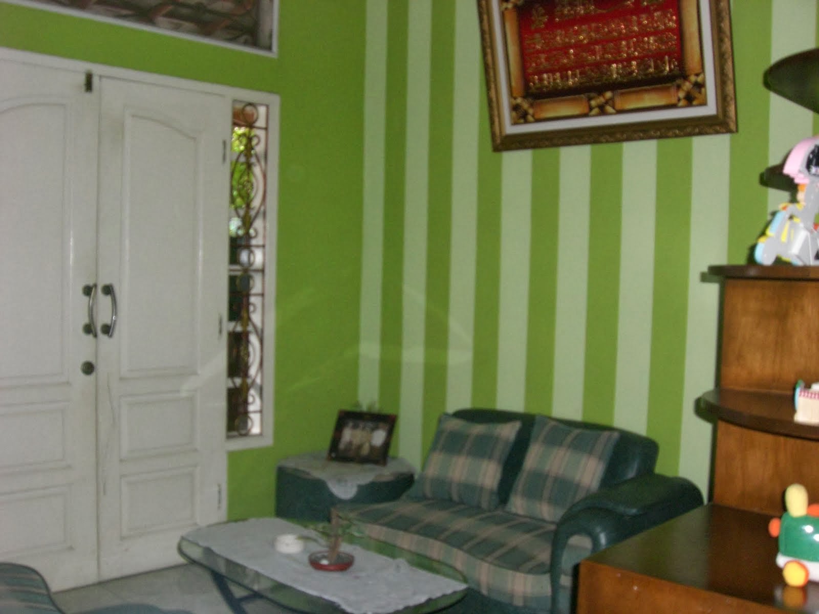 motif wallpaper ruang keluarga,room,property,furniture,living room,green