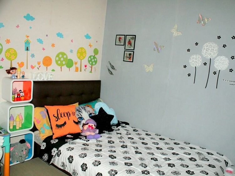 harga wallpaper dinding kamar anak perempuan,bedroom,room,bed,bed sheet,wall