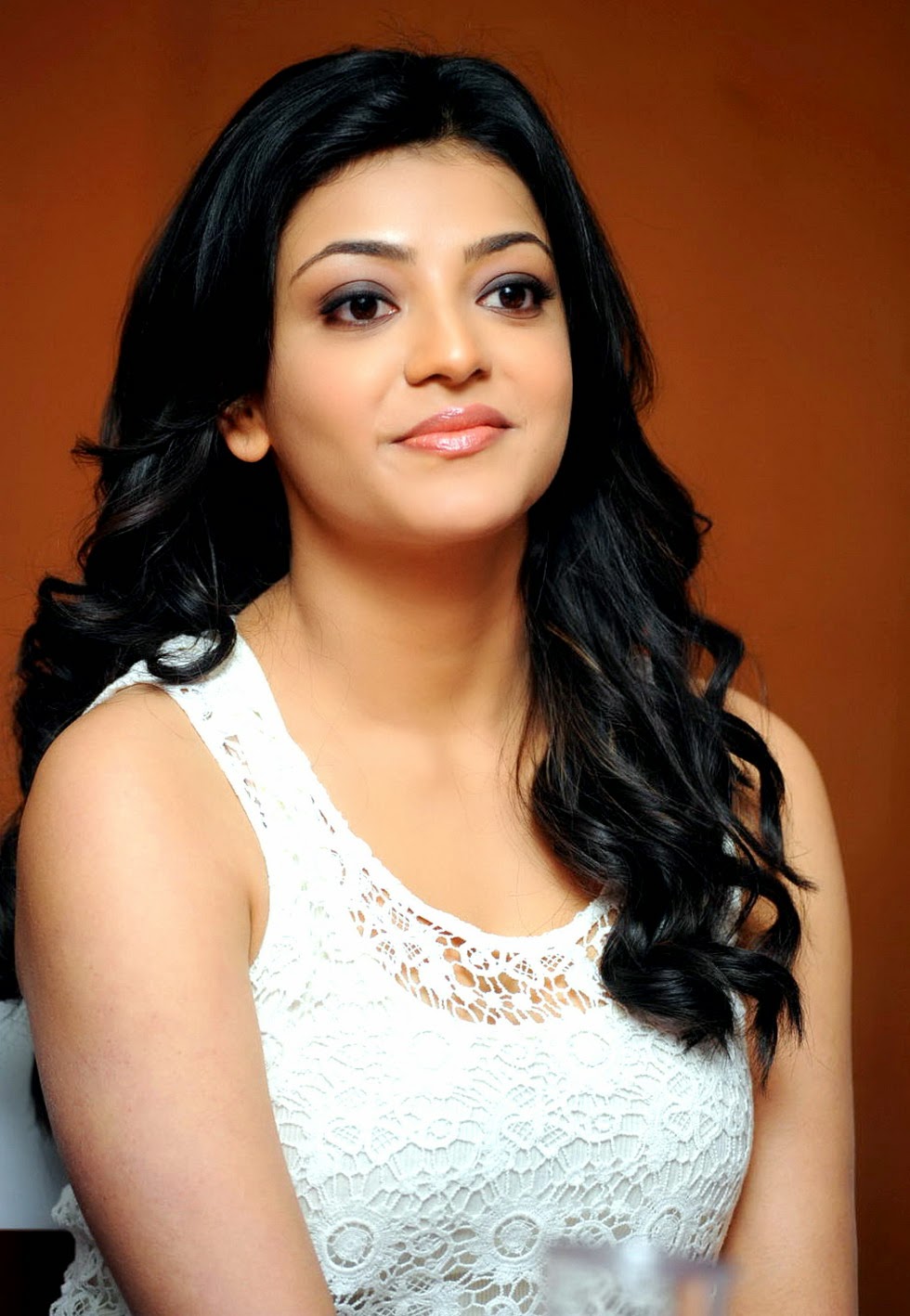 kajal agarwal download di sfondi,capelli,sopracciglio,acconciatura,capelli neri,bellezza