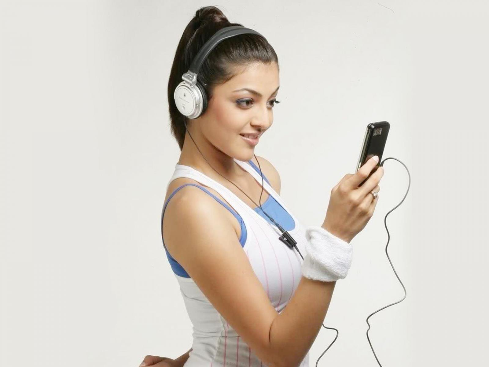 kajal agarwal fondos de pantalla 1366x768,equipo de sonido,artilugio,auriculares,tecnología,escuchando