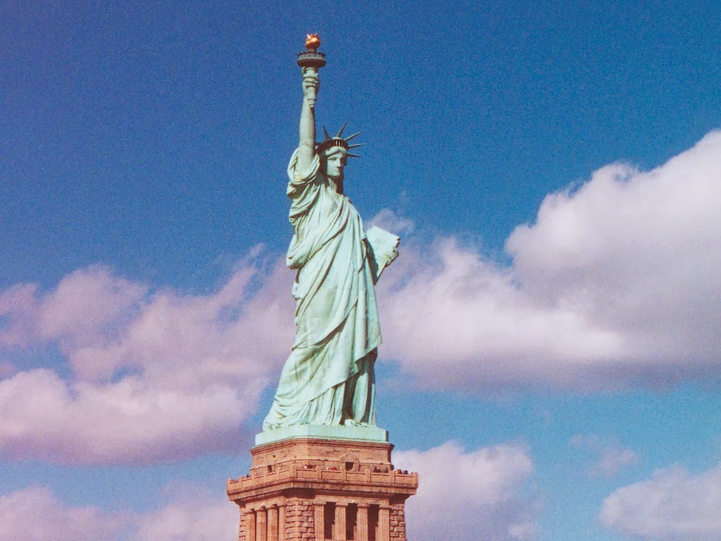 statue de la liberté fond d'écran,statue,monument,ciel,monument national,sculpture