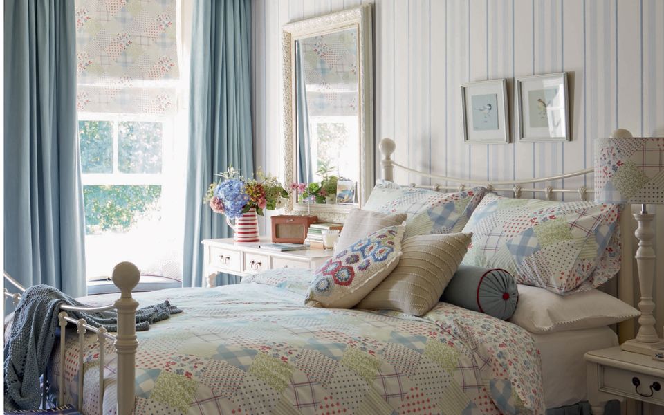 laura ashley streifentapete,schlafzimmer,möbel,zimmer,bett,innenarchitektur