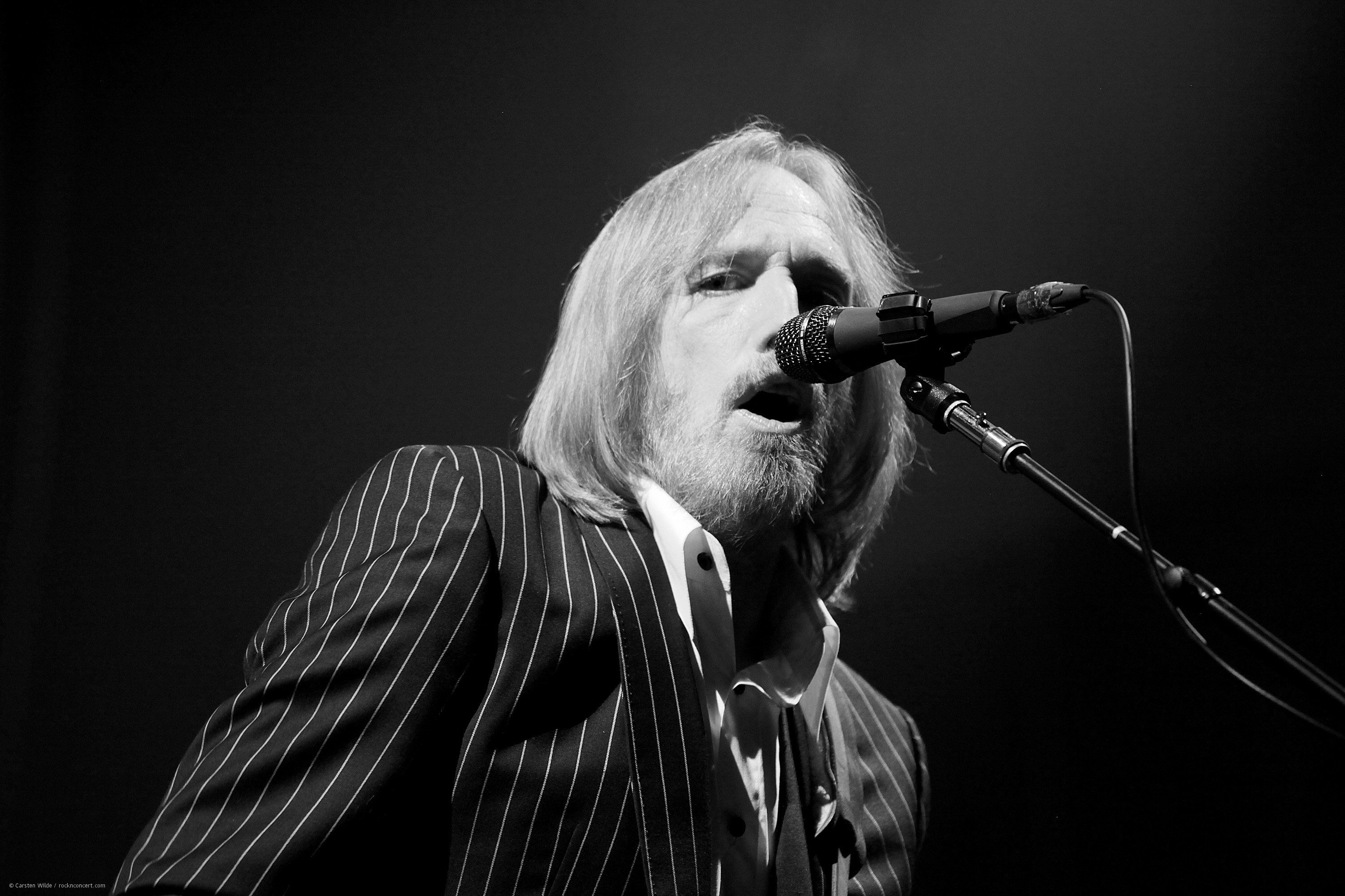 fond d'écran tom petty,divertissement,performance,la musique,noir,en chantant