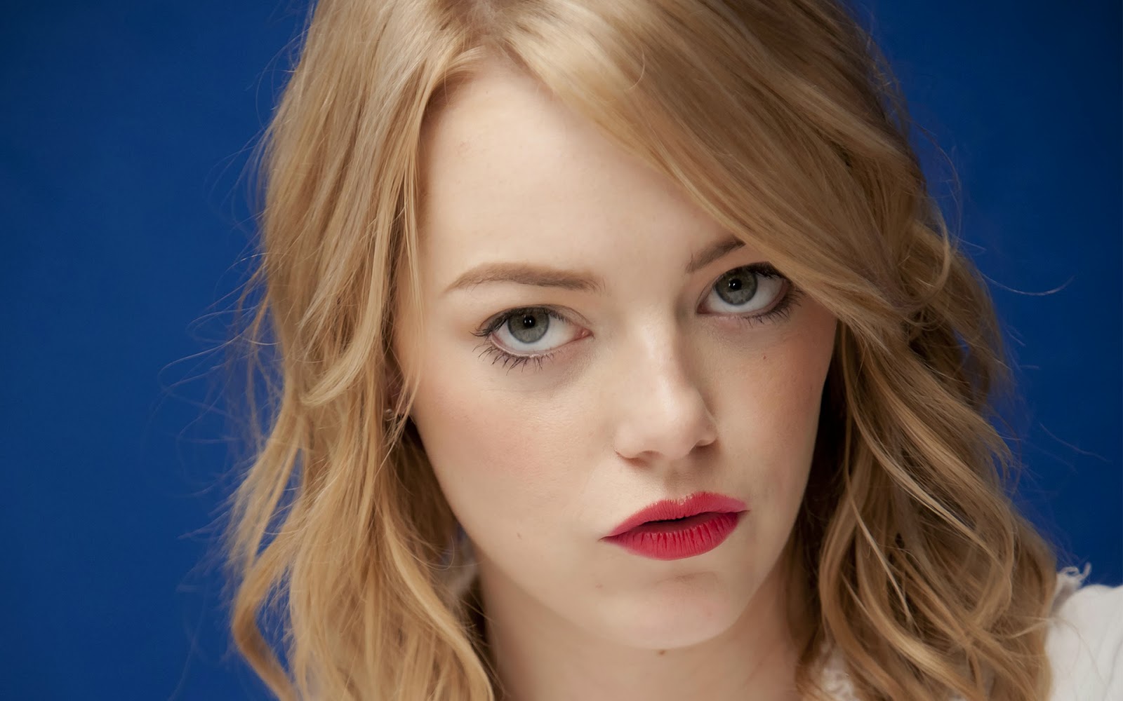 emma stone wallpaper,face,hair,lip,blond,hairstyle
