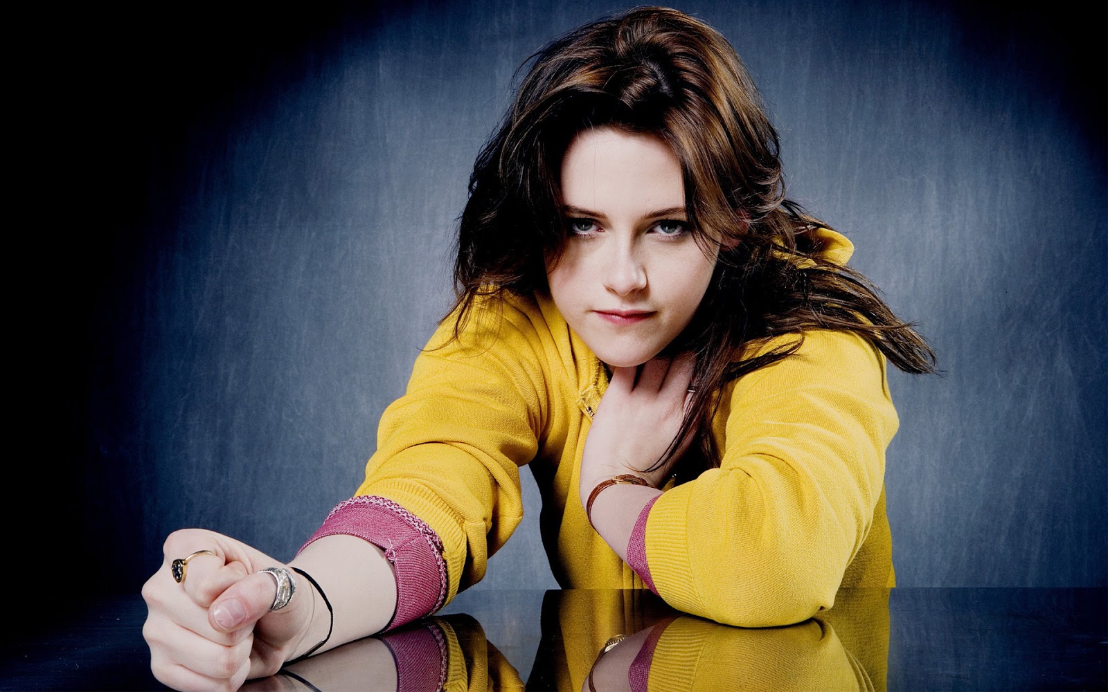 kristen stewart fonds d'écran hd,jaune,la photographie,amusement,sourire,portrait