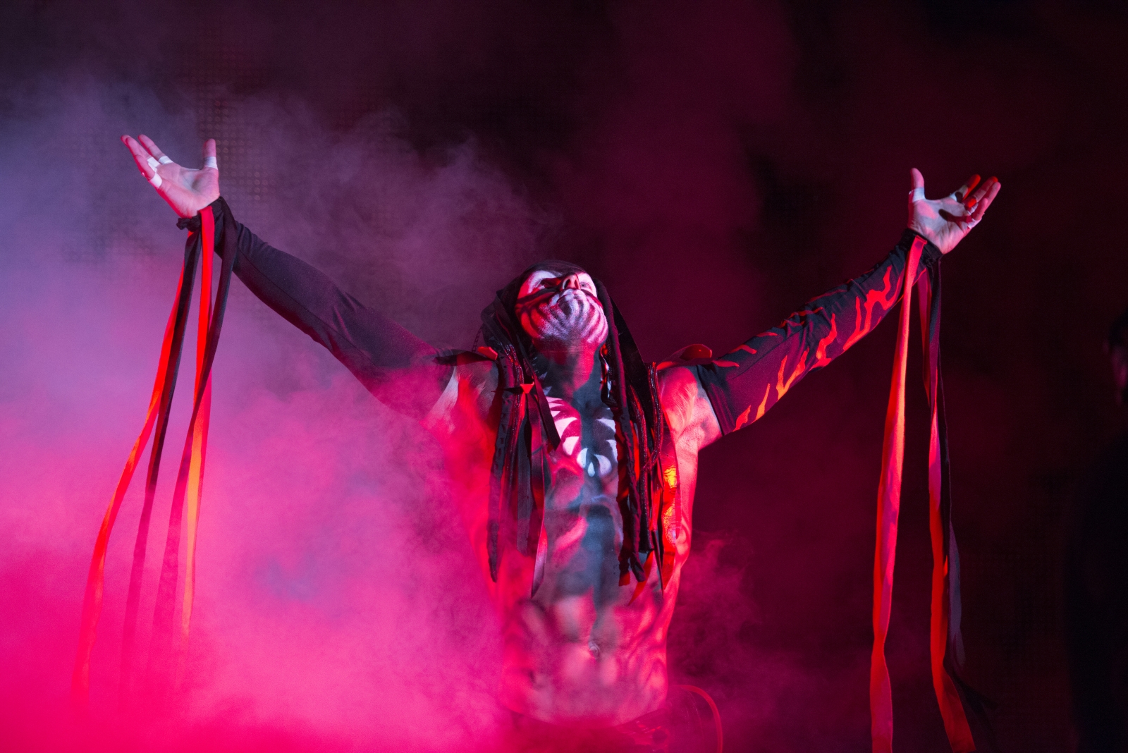 finn balor fondo de pantalla,actuación,entretenimiento,arte de performance,rojo,escenario