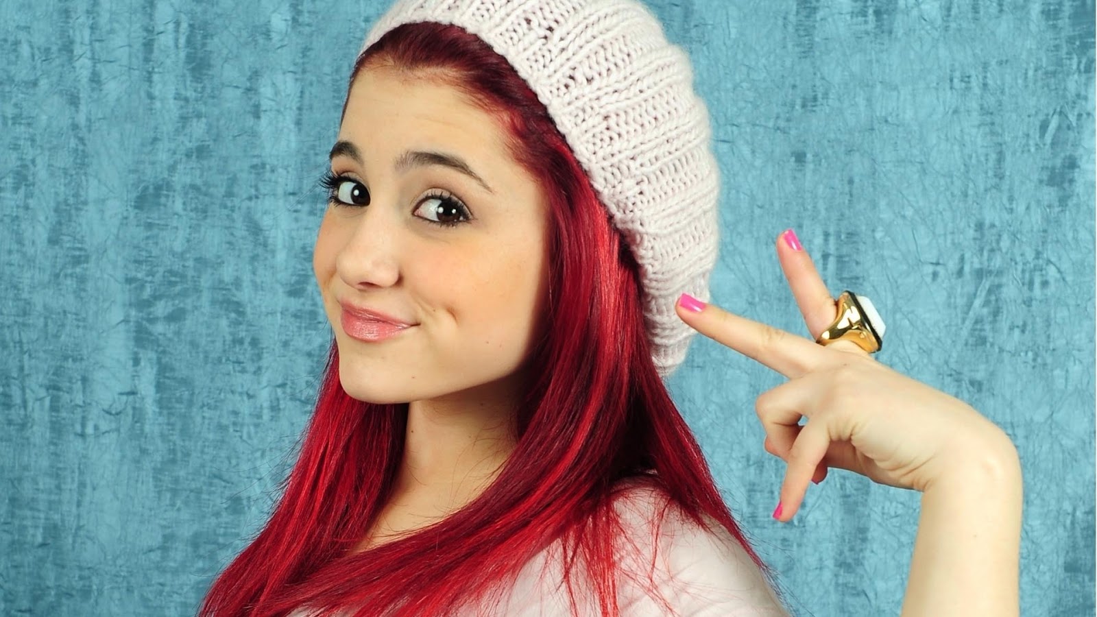 ariana grande fondo de pantalla hd,cabello,cara,gorro,labio,ropa