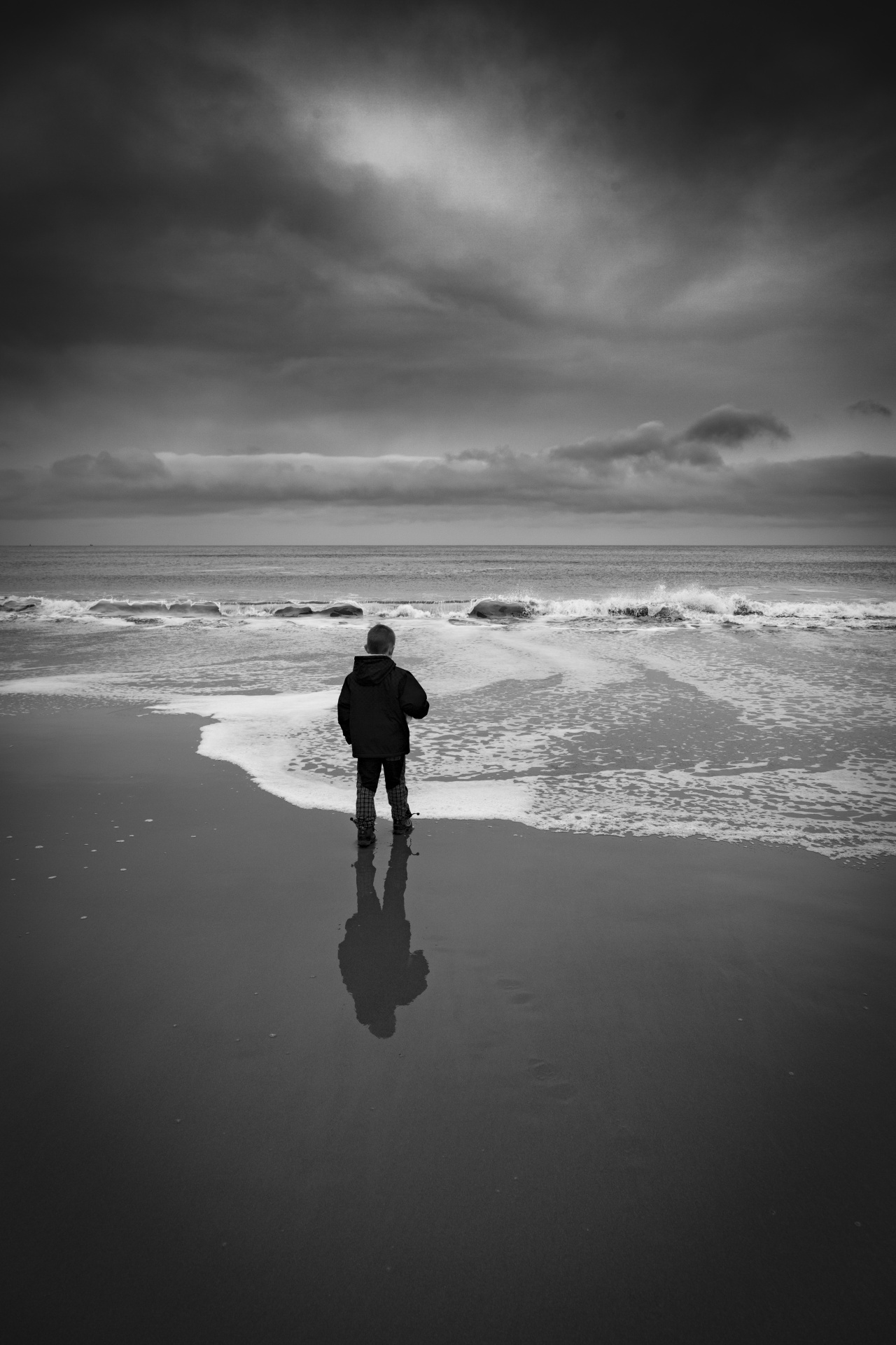 garçon seul fond d'écran hd,blanc,noir,ciel,l'eau,photographier