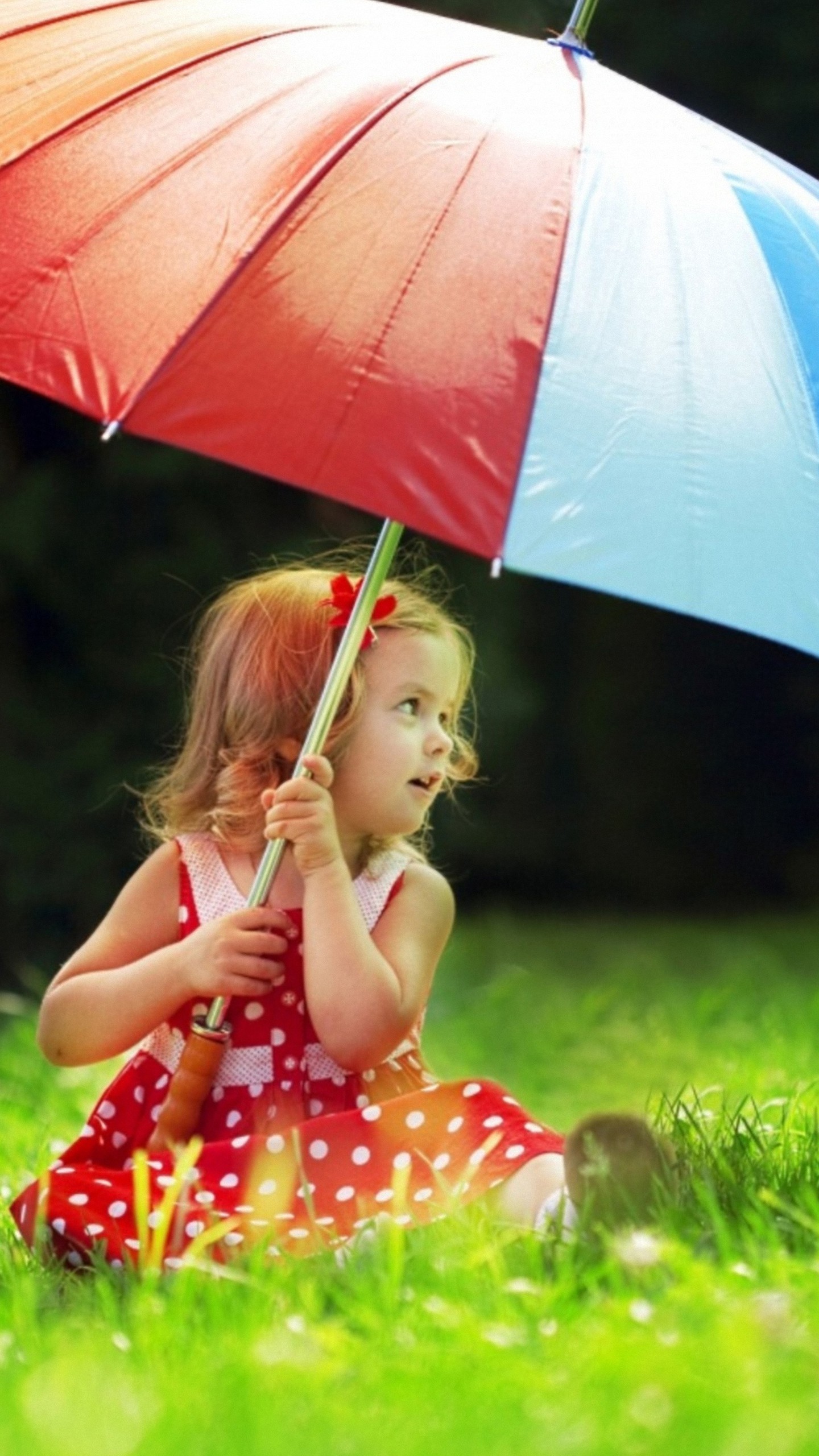 carta da parati mobile per ragazze,ombrello,bambino,erba,bambino piccolo,giocare
