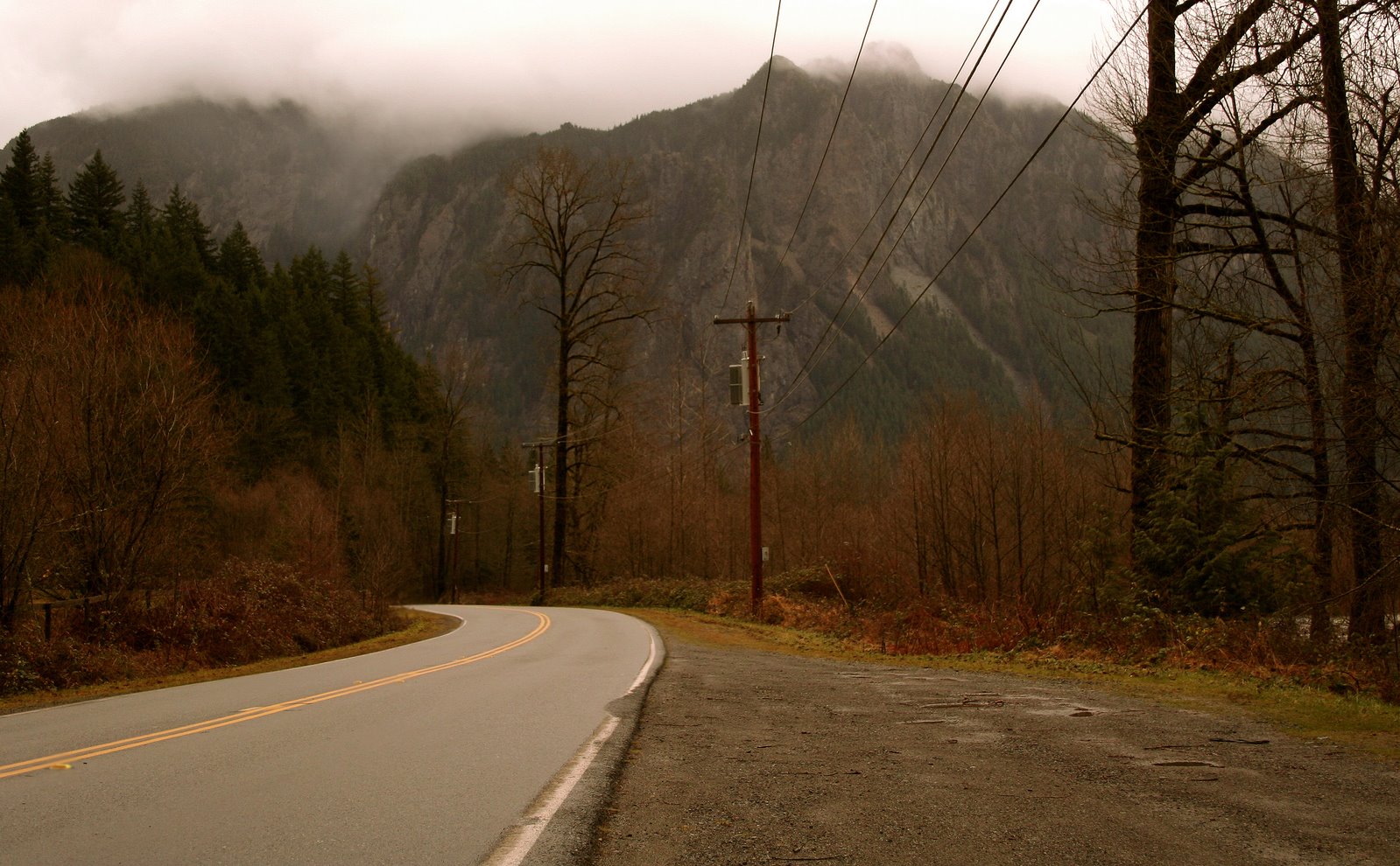 twin peaks wallpaper,natur,straße,baum,natürliche landschaft,himmel