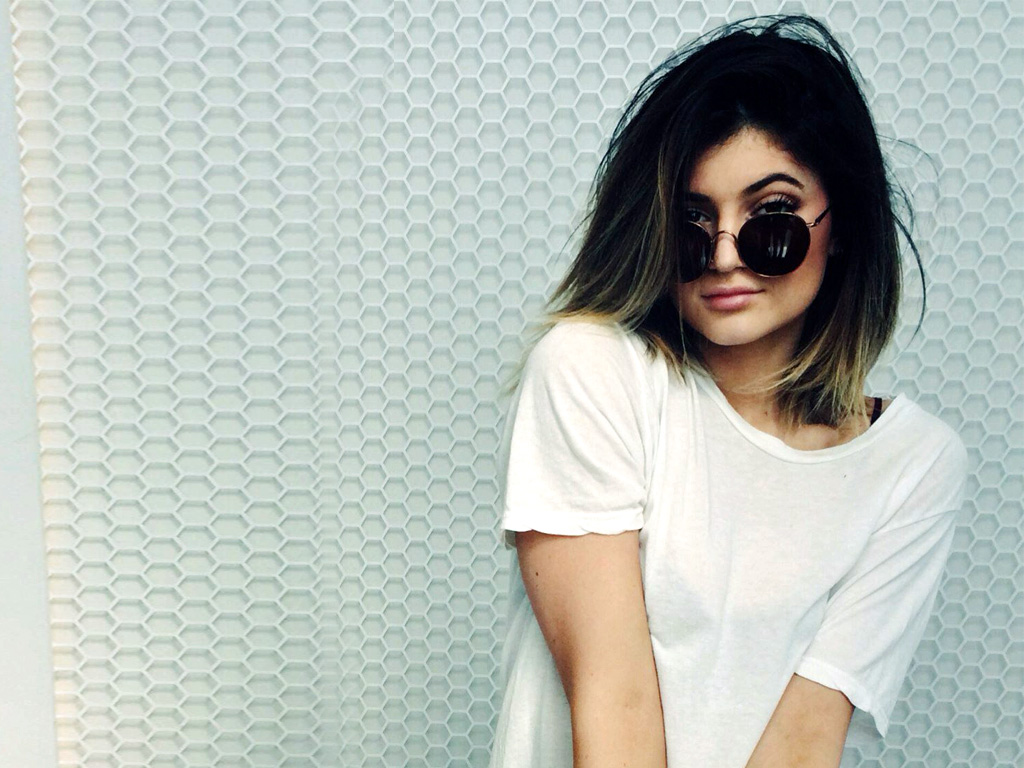 fond d'écran iphone kylie jenner,cheveux,lunettes,blanc,cool,beauté