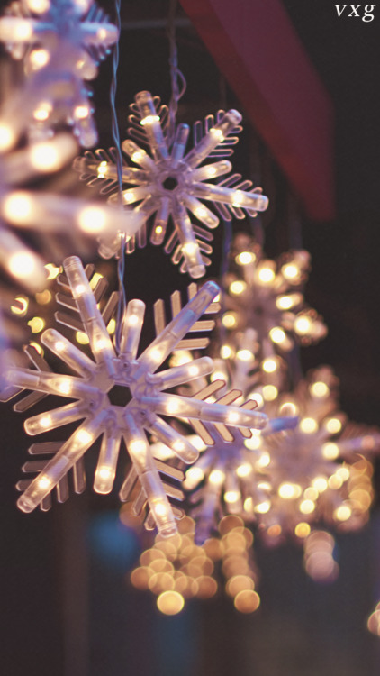 christmas wallpaper tumblr,christmas tree,christmas ornament,purple,lighting,christmas decoration