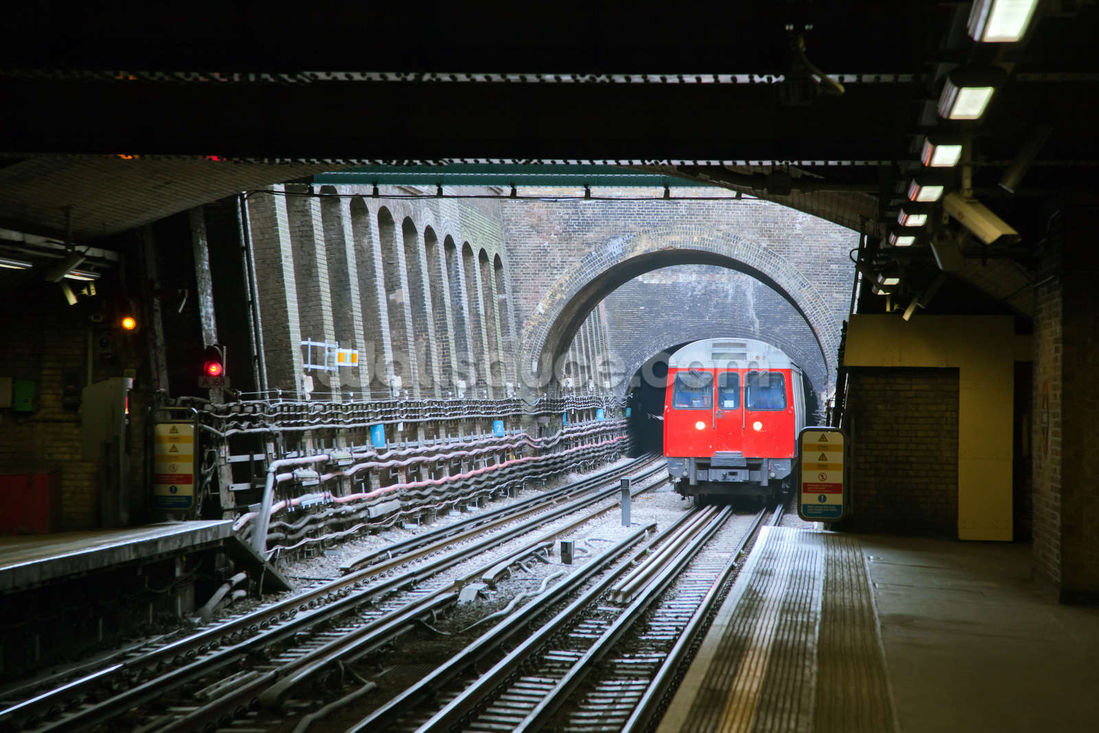 fond d'écran souterrain de londres,matériel roulant,métro,véhicule,piste,train