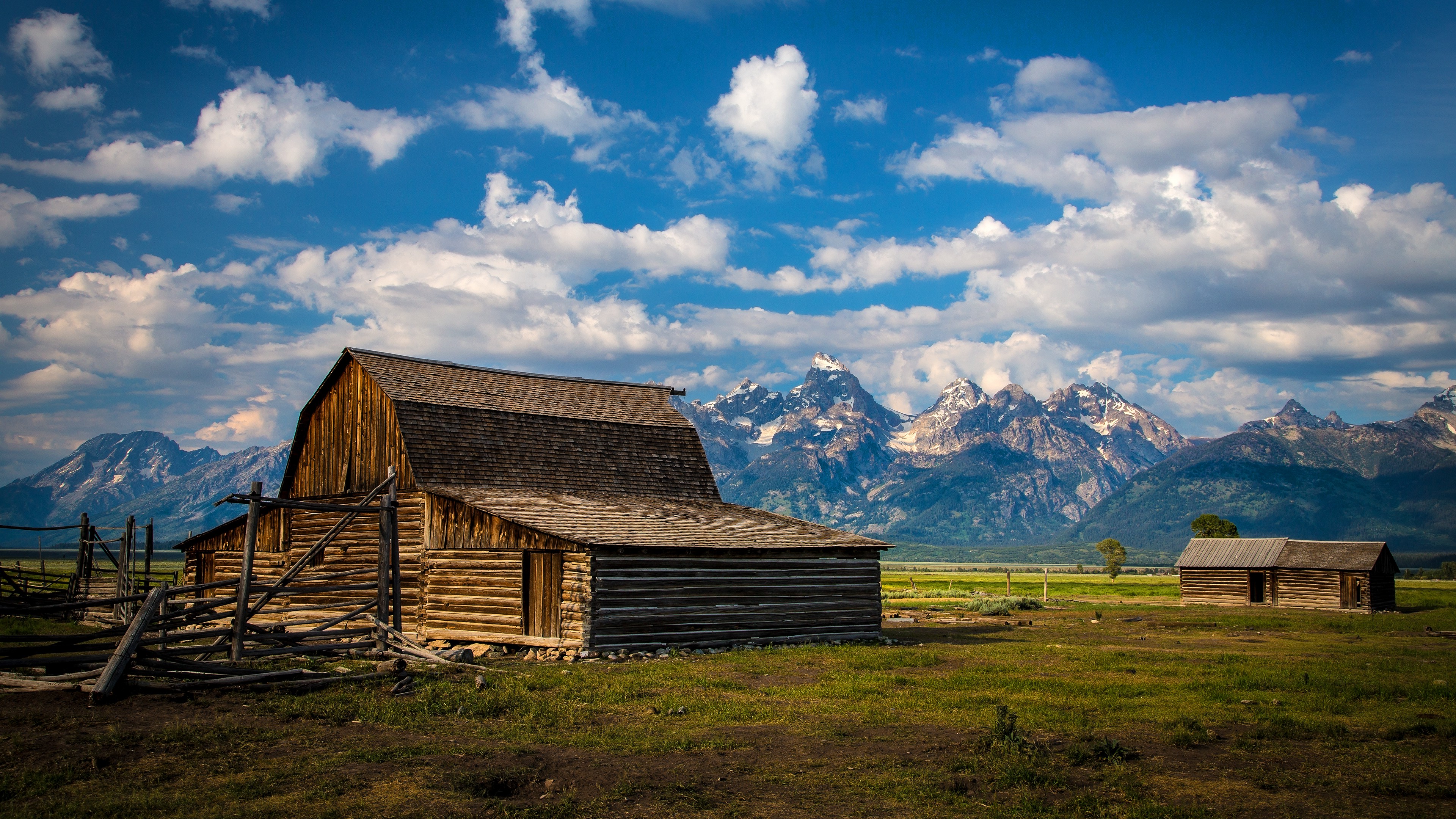 papier peint grange,ciel,montagne,grange,prairie,paysage naturel