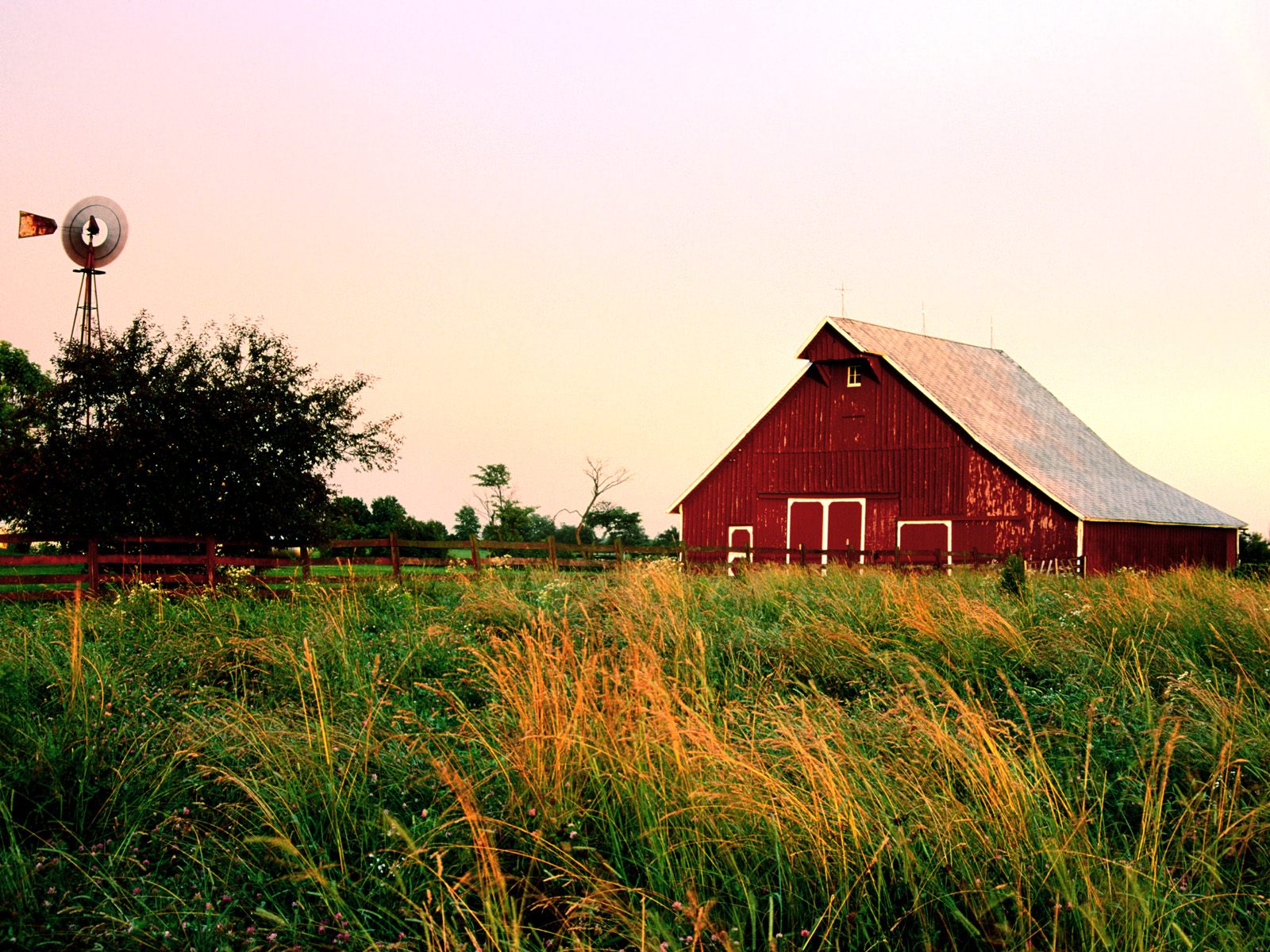 papier peint grange,paysage naturel,herbe,prairie,ferme,grange