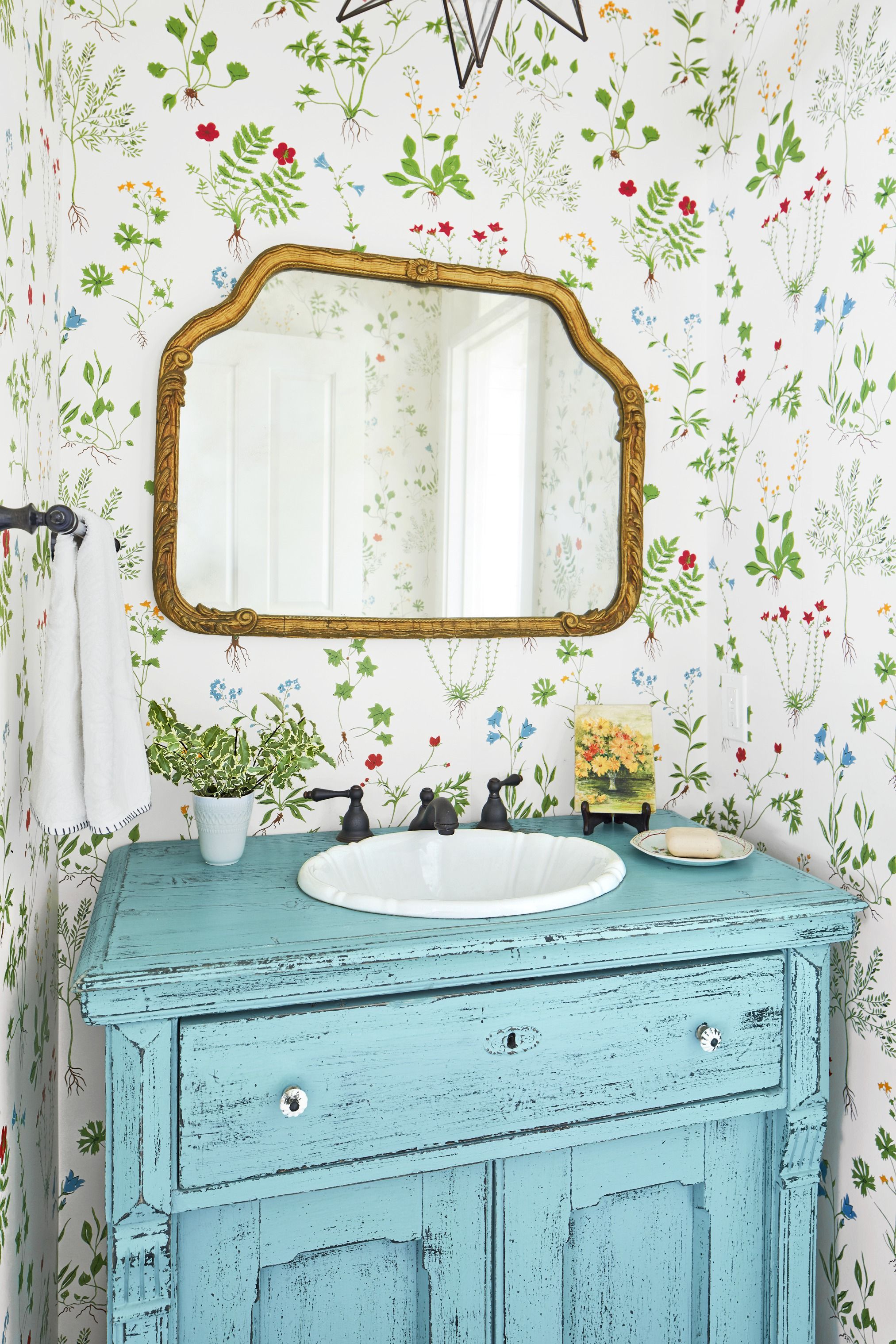 papel tapiz floral baño,habitación,mueble,espejo,fondo de pantalla,baño