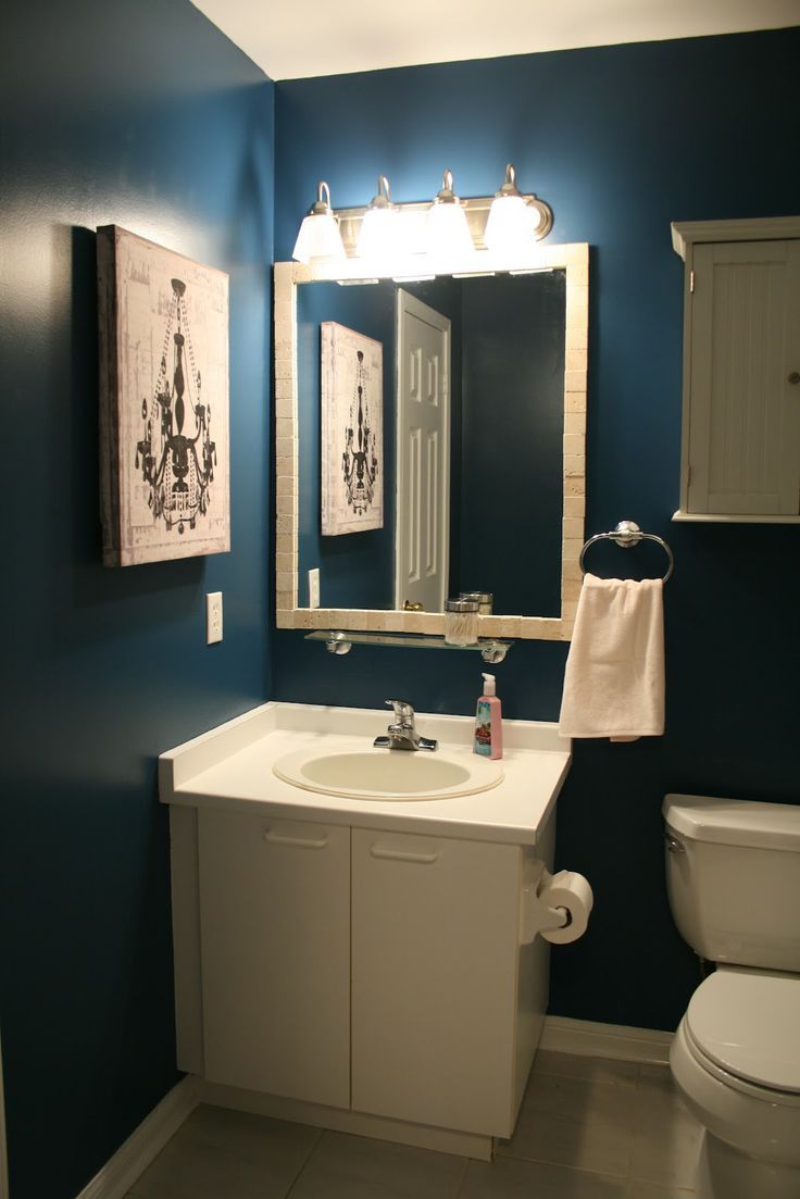 carta da parati bagno blu,bagno,camera,proprietà,interior design,mobiletto del bagno
