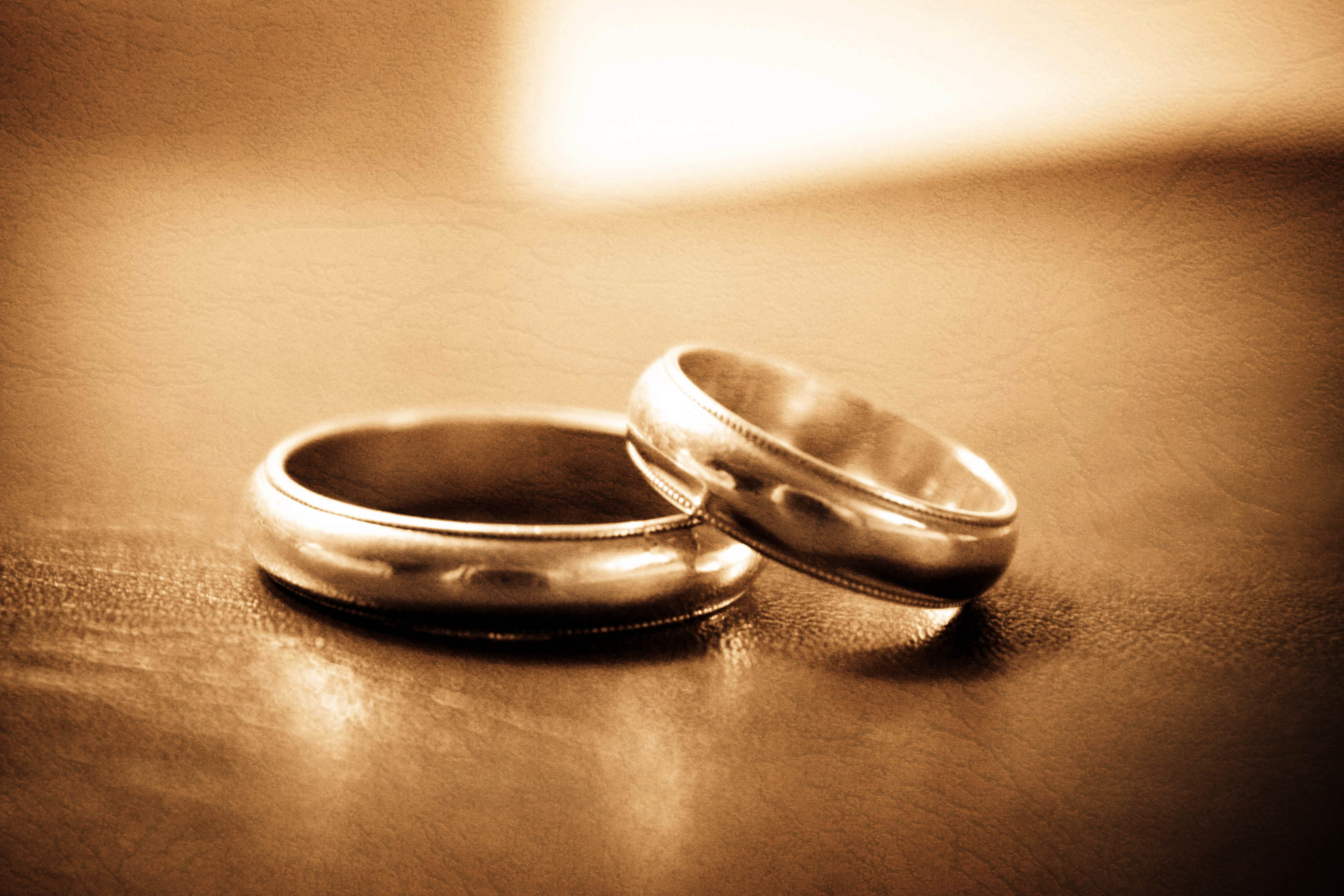 fondo de pantalla de anillo de bodas,anillo,anillo de bodas,suministro de ceremonia de boda,fotografía de naturaleza muerta,joyería del cuerpo