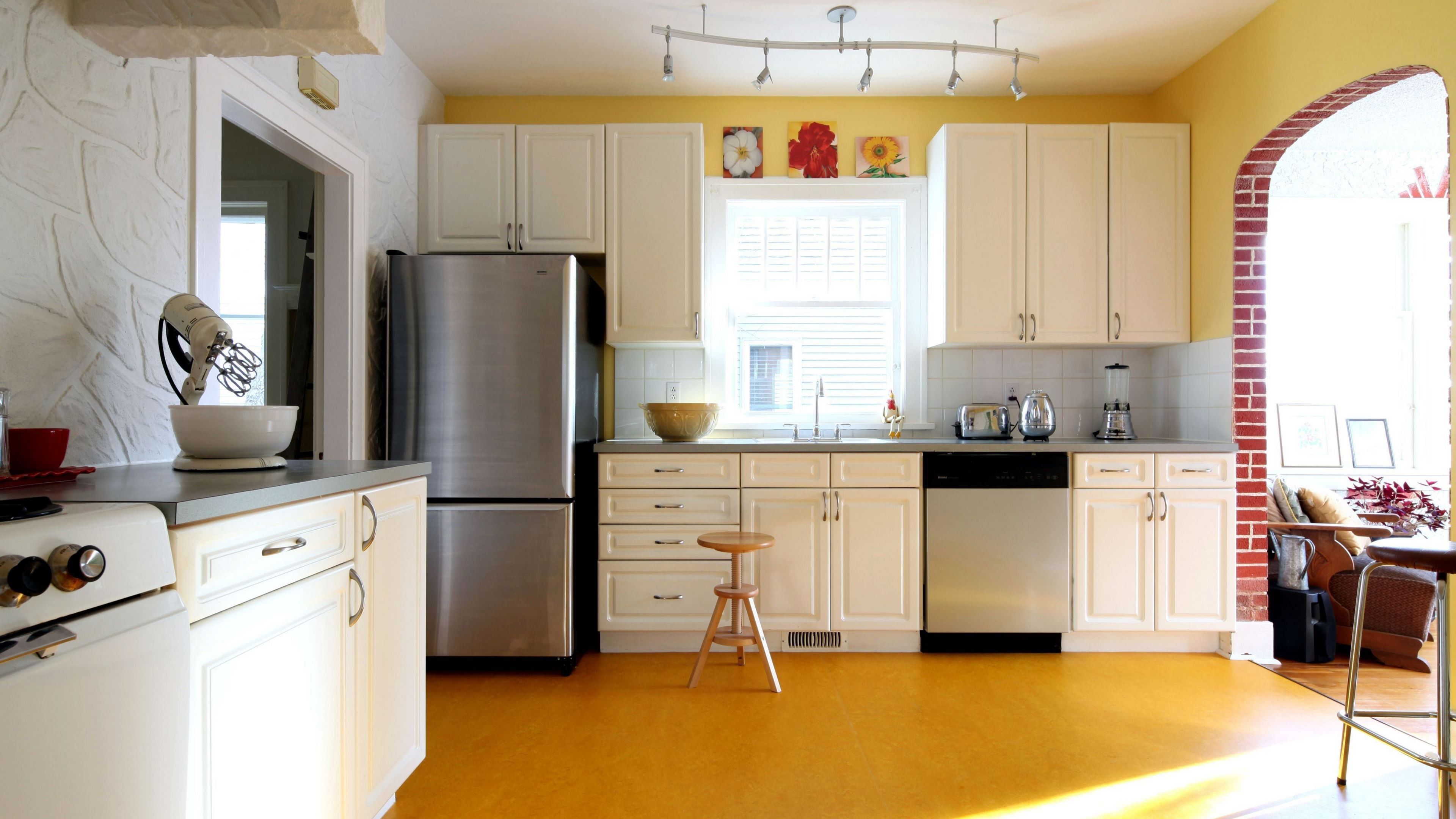 黄色のキッチンの壁紙,カウンタートップ,家具,キャビネット,ルーム,キッチン