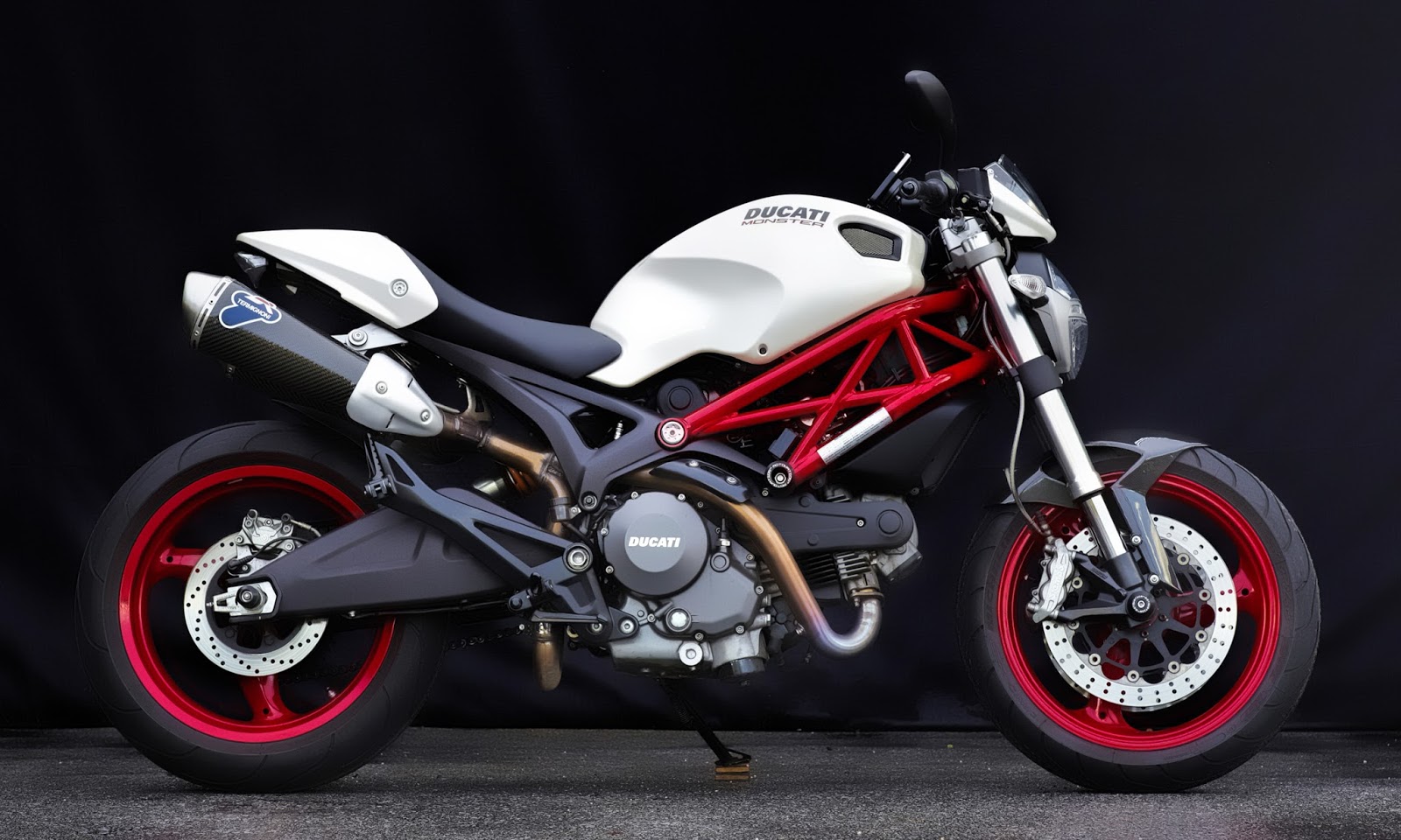Ducati Monster 696 Wei?? WallpaperUse