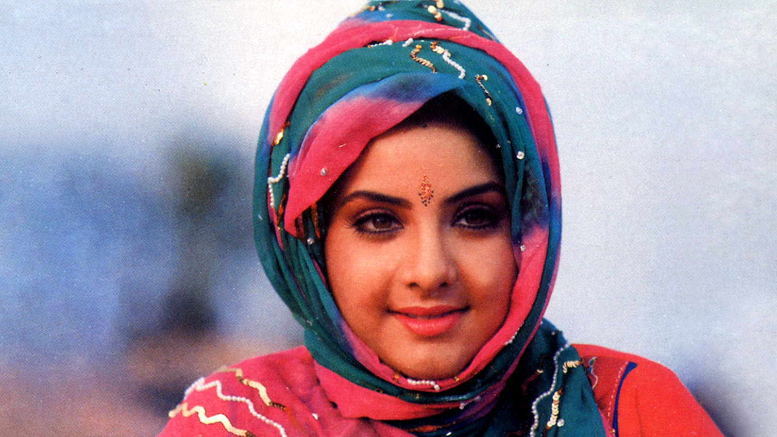 divya bharti wallpaper herunterladen,gesicht,menschen,kopf,lächeln,stirn