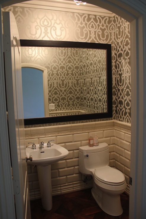 papel tapiz de baño de plata,baño,habitación,propiedad,loseta,pared