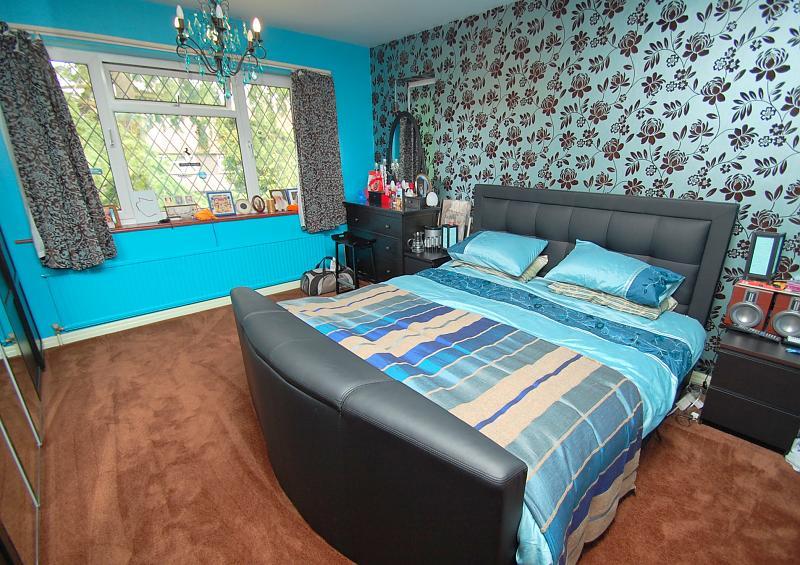 papel tapiz azul,dormitorio,habitación,propiedad,sábana,cama