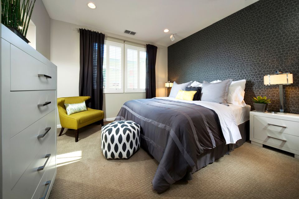 graue tapete feature wand,schlafzimmer,möbel,zimmer,bett,eigentum