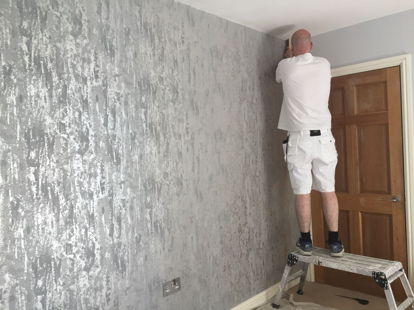 grey wallpaper feature wall,wall,plaster,plasterer,room,ceiling
