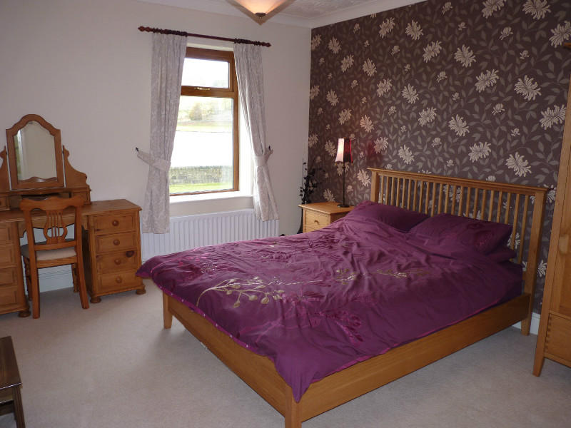 pared de papel tapiz púrpura,dormitorio,cama,mueble,habitación,propiedad