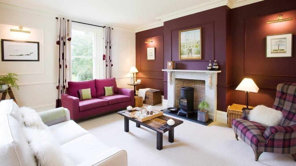 parete caratteristica della carta da parati viola,soggiorno,camera,mobilia,interior design,proprietà