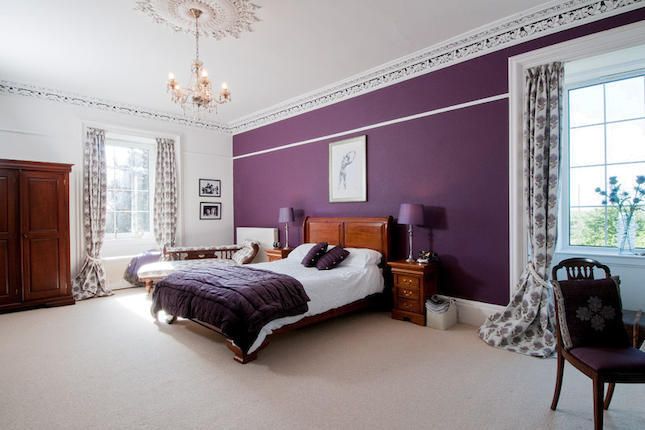 lila tapete feature wand,schlafzimmer,möbel,zimmer,bett,eigentum